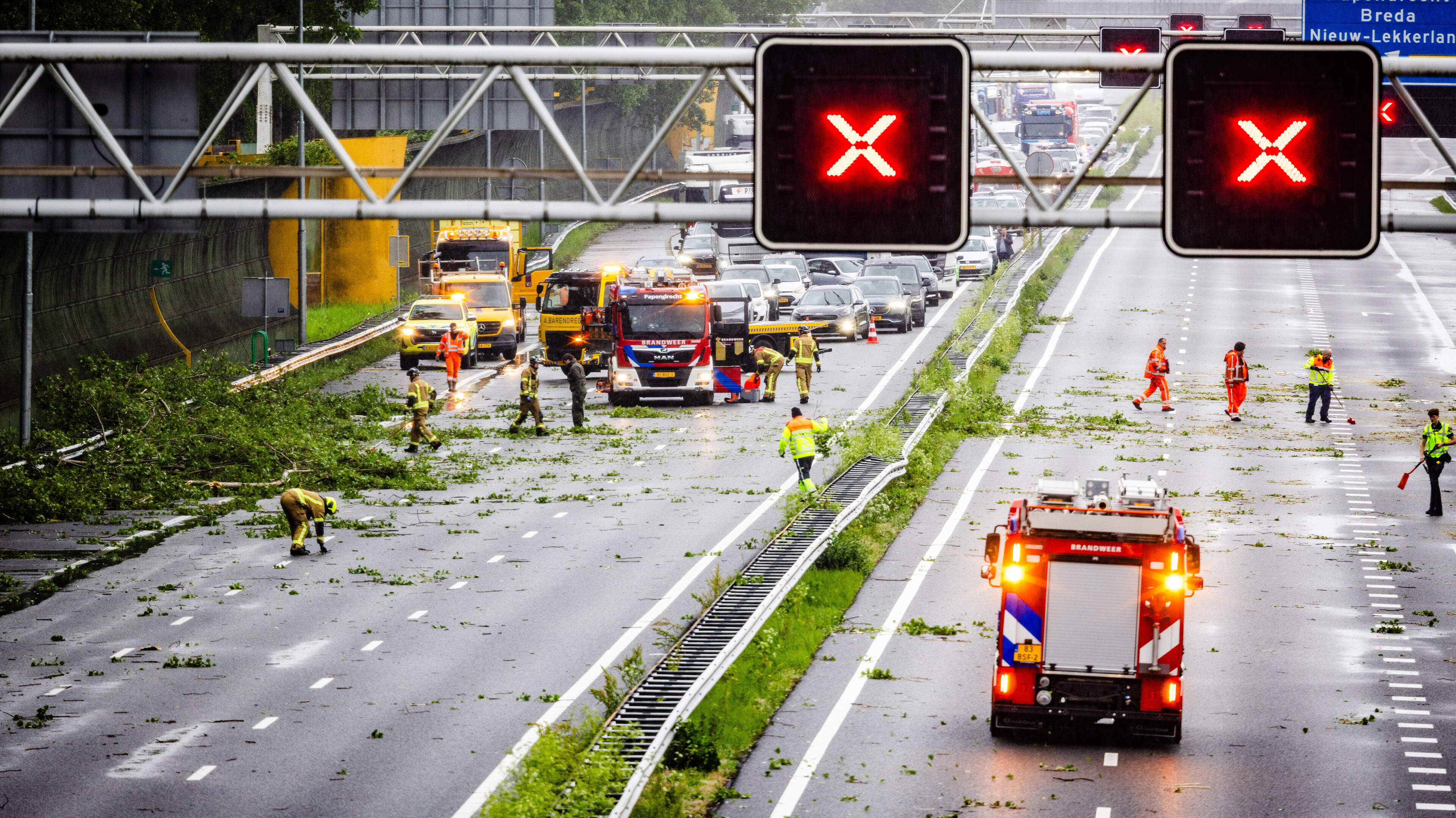 A15 bij Papendrecht dicht in beide richtingen door takkenreg