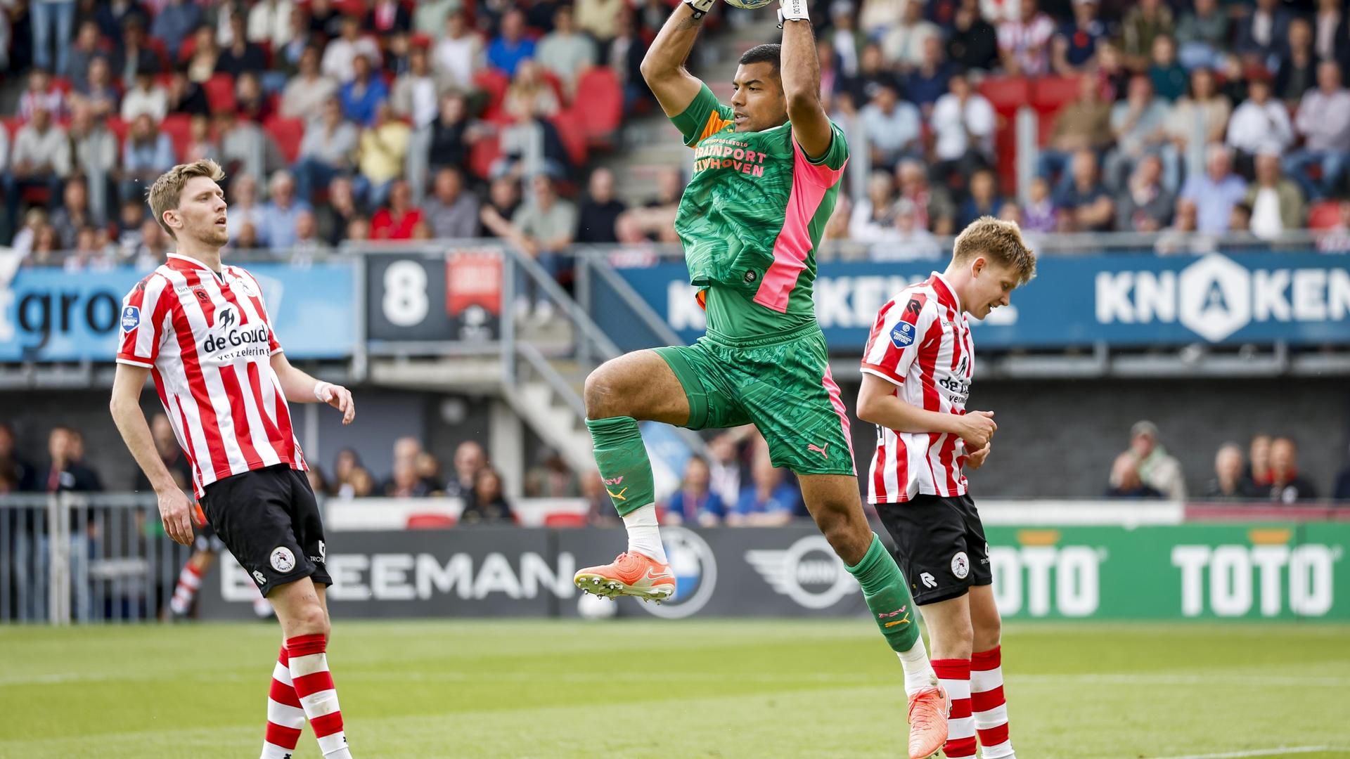ROTTERDAM - Walter Benitez plukt de bal uit de lucht.