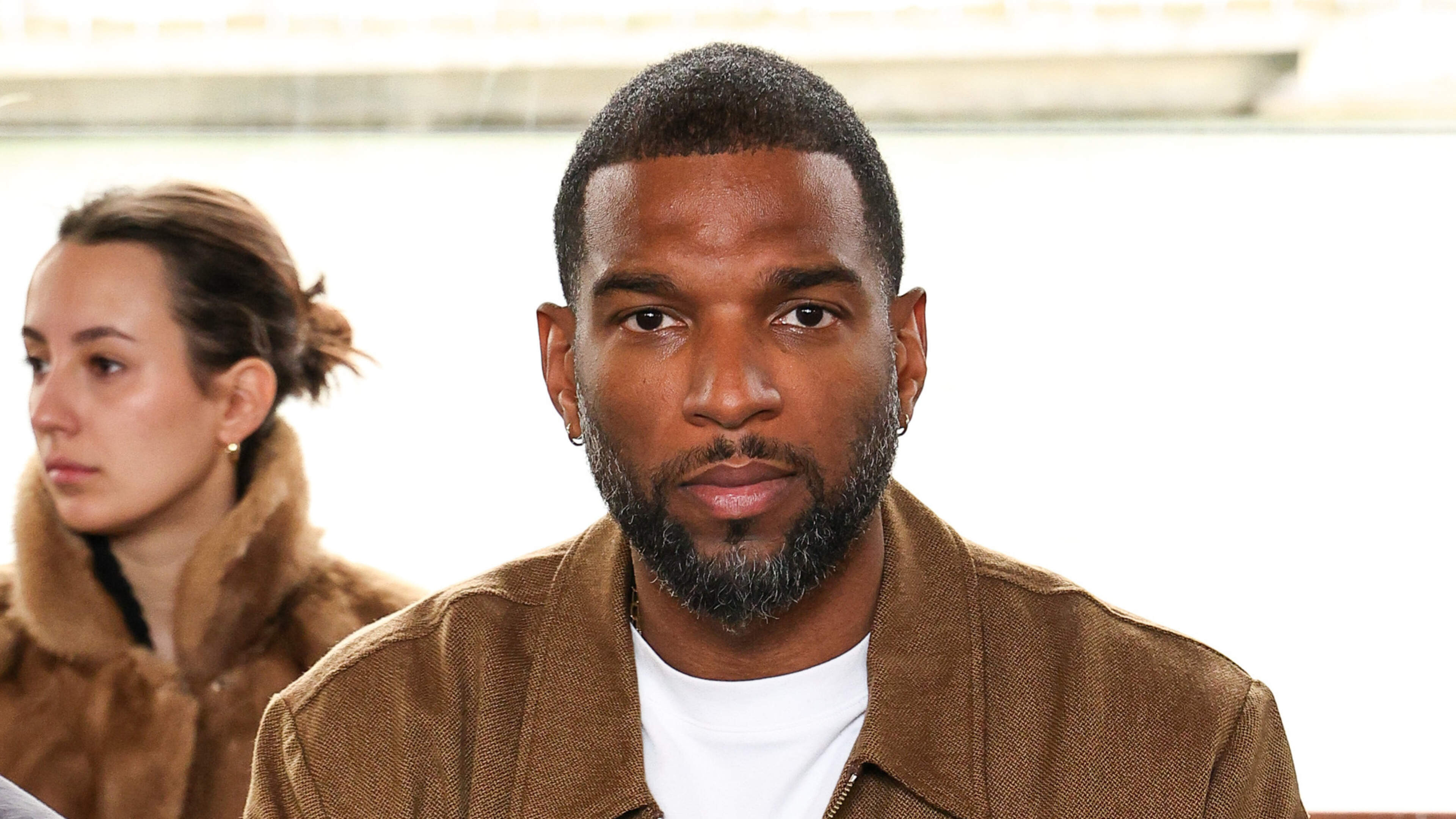 Influencer wijst ’simpele bouwvakker’ af, maar date stiekem met ex-topvoetballer Ryan Babel (39): ’Ik zie dit als sociaal experiment’