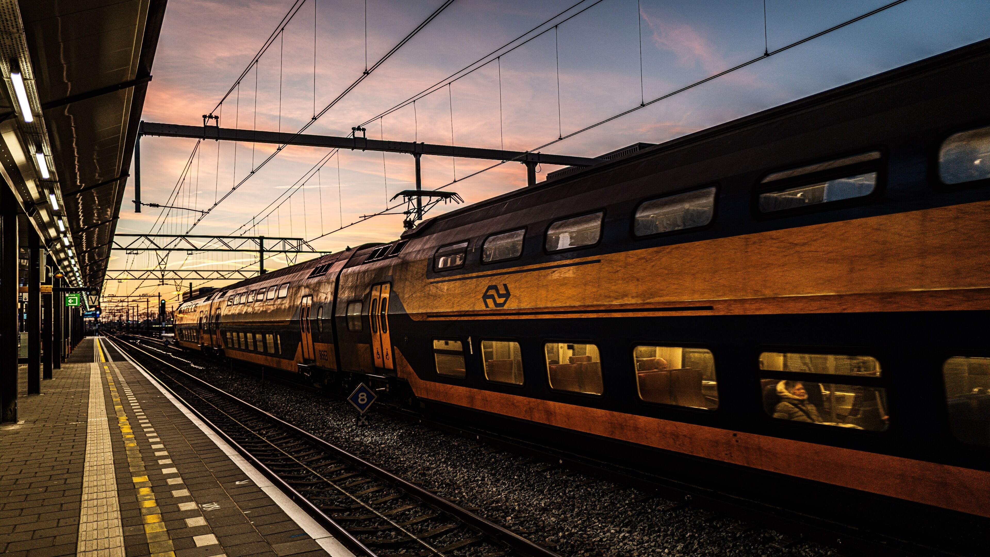 Geen treinen tussen Schiphol en Leiden door gestrande trein