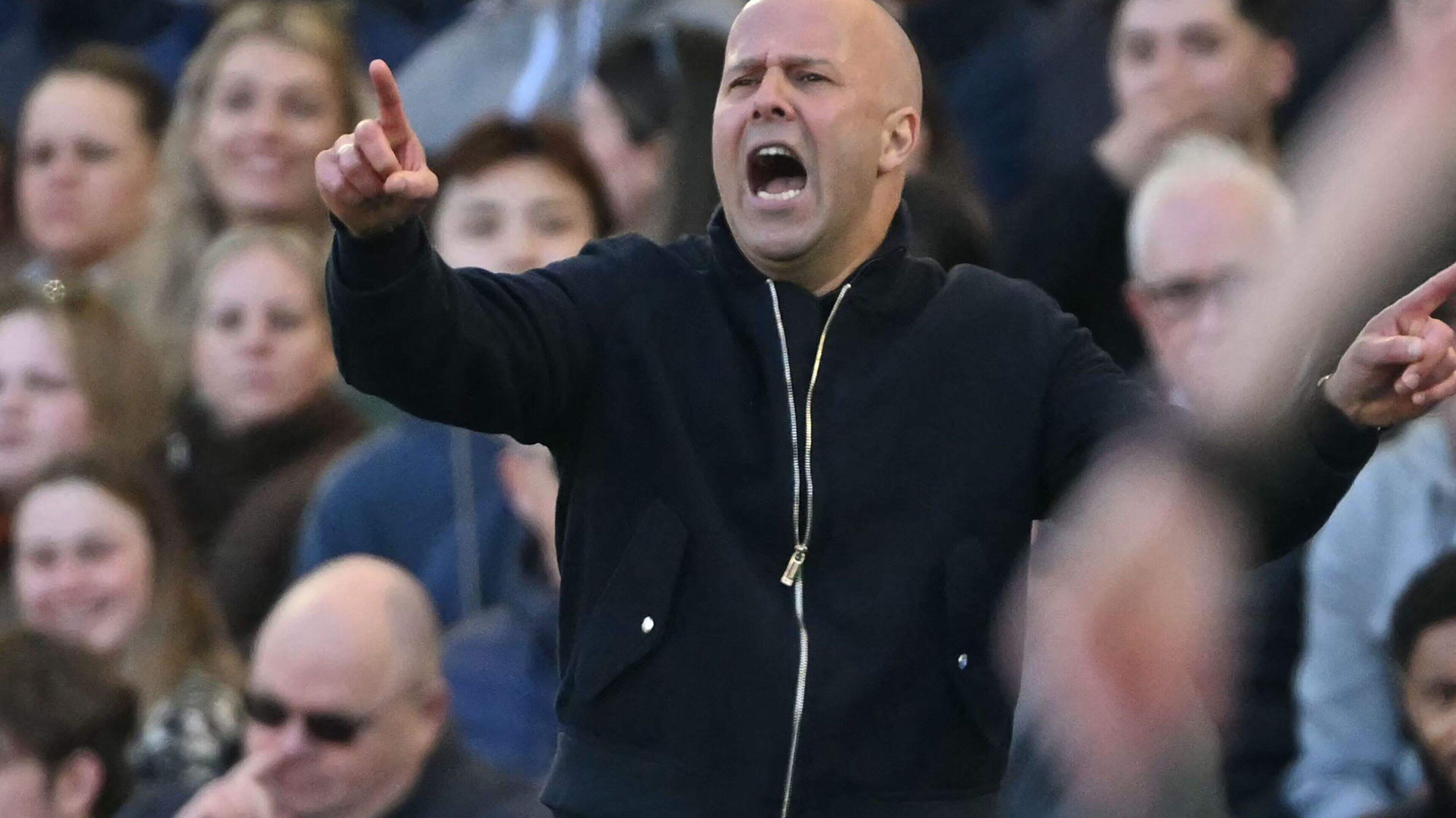 Meningsverschil Arne Slot en Virgil van Dijk over blamage Liverpool bij Manchester City: ’Dat zag ik niet’