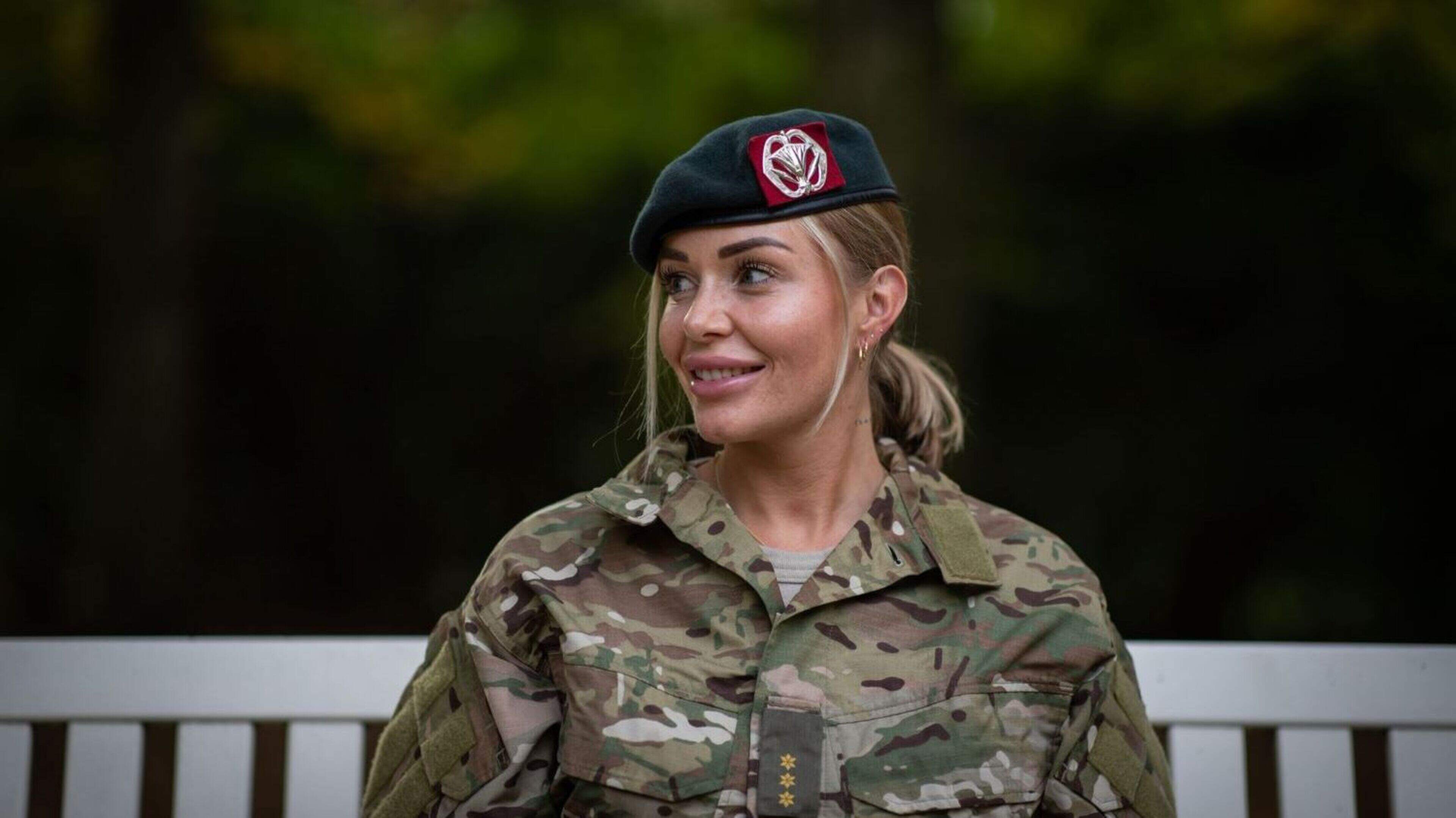 Mandy (34) werd uitgezonden naar Libanon, al na een paar minuten brak de hel los: ’De lichamen lagen langs de weg’