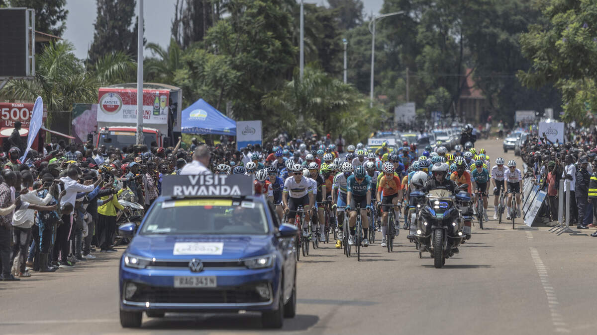 Drama in Ronde van Rwanda: caravan rijdt publiek in, twee doden en ...