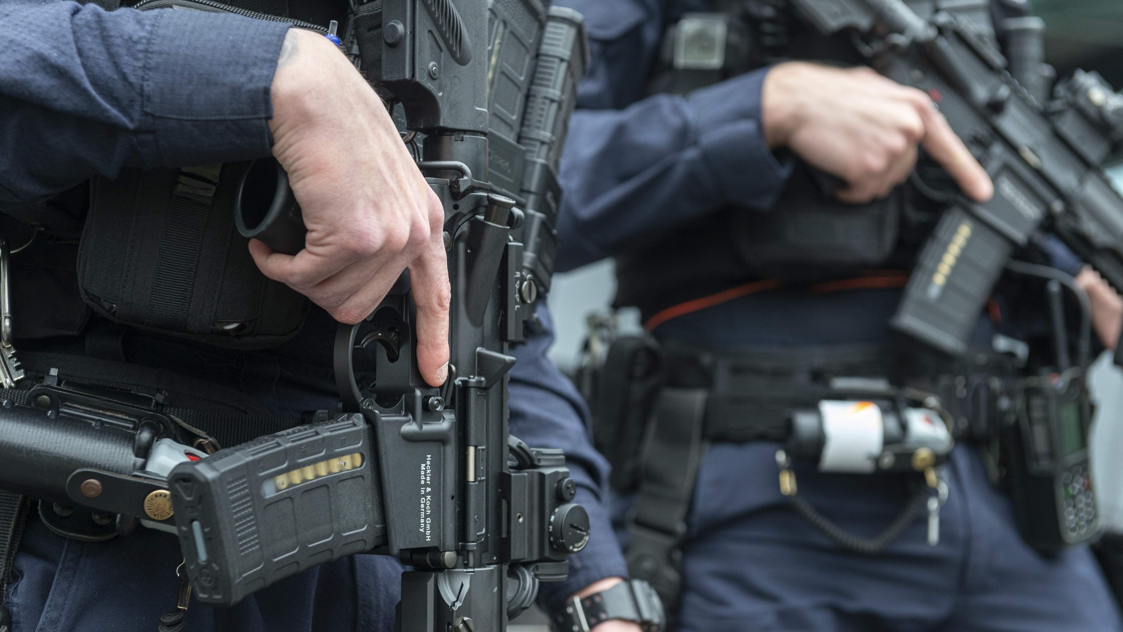 Marechaussee vindt ’grote hoeveelheid’ illegale wapens en mu