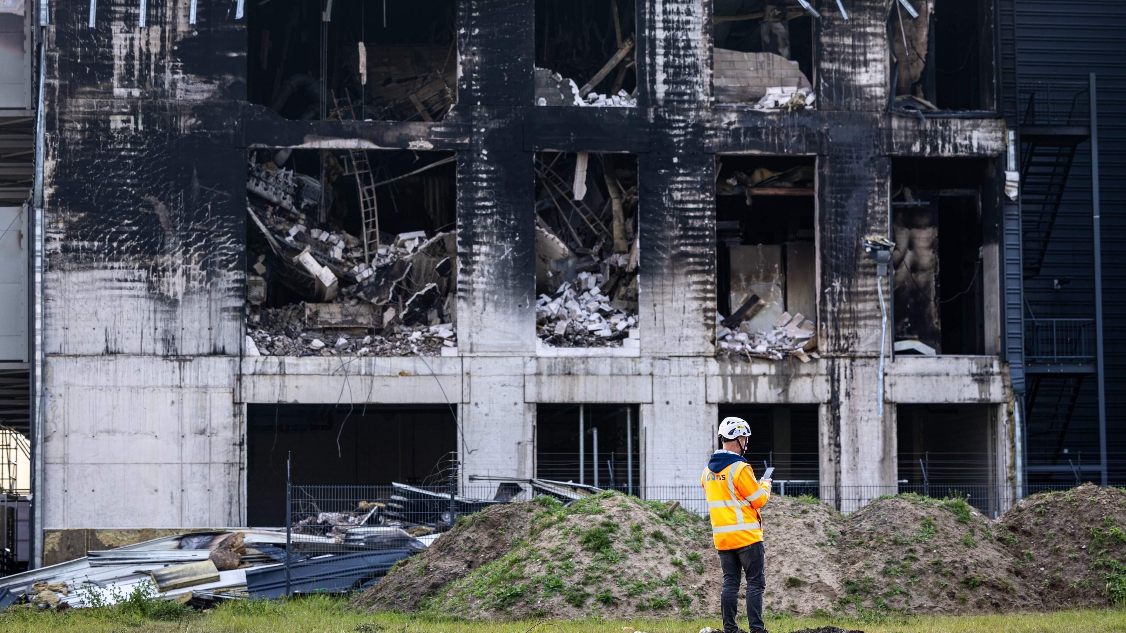 Brand in datacentrum Almere maakt opnieuw pijnlijk duidelijk hoe kwetsbaar Nederland is: ’Iedereen is weer wakker’