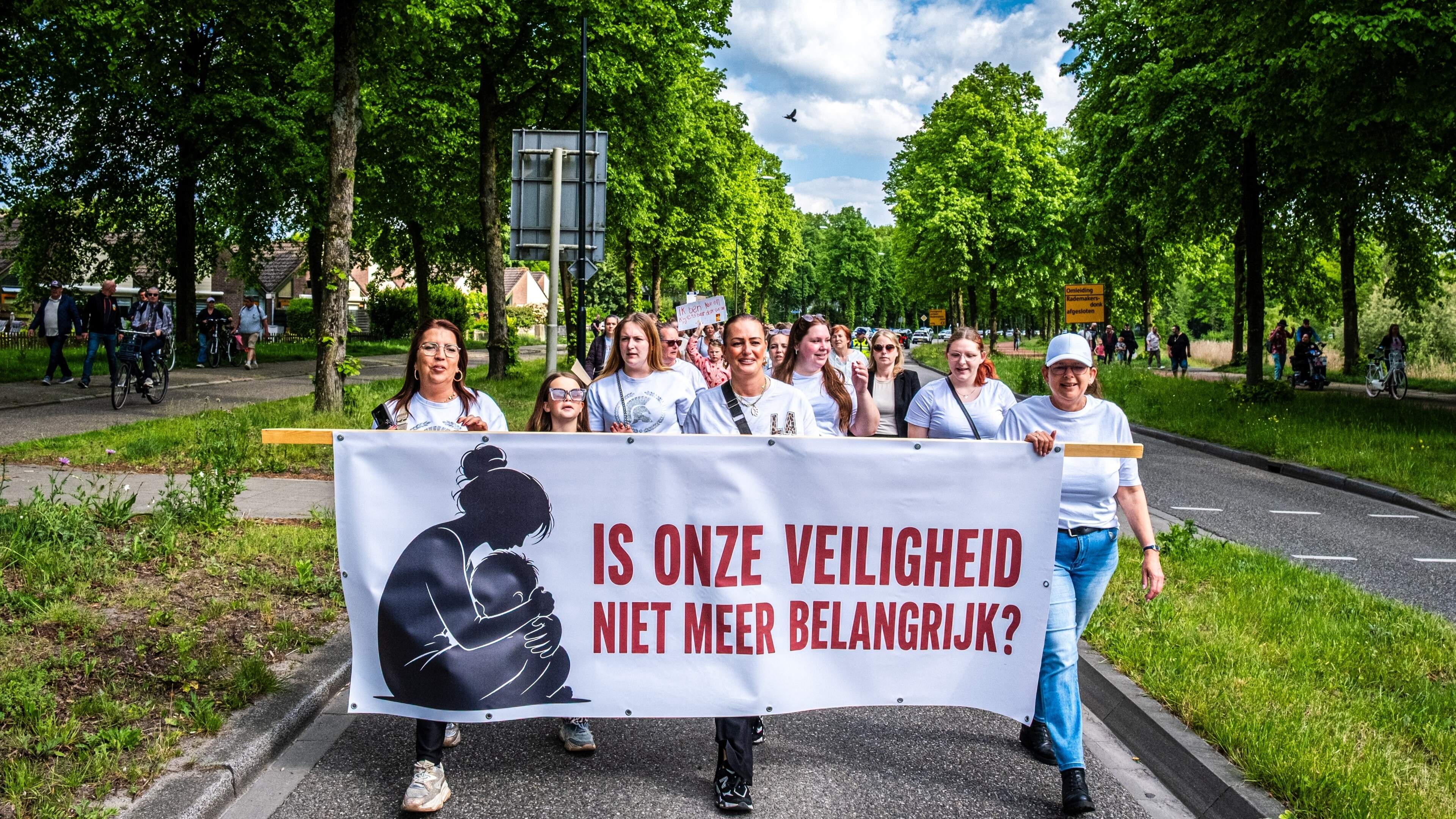 Apeldoornse vrouwen laten stem horen met protest tegen mega-azc in woonwijk: ’We willen niet worden weggezet’