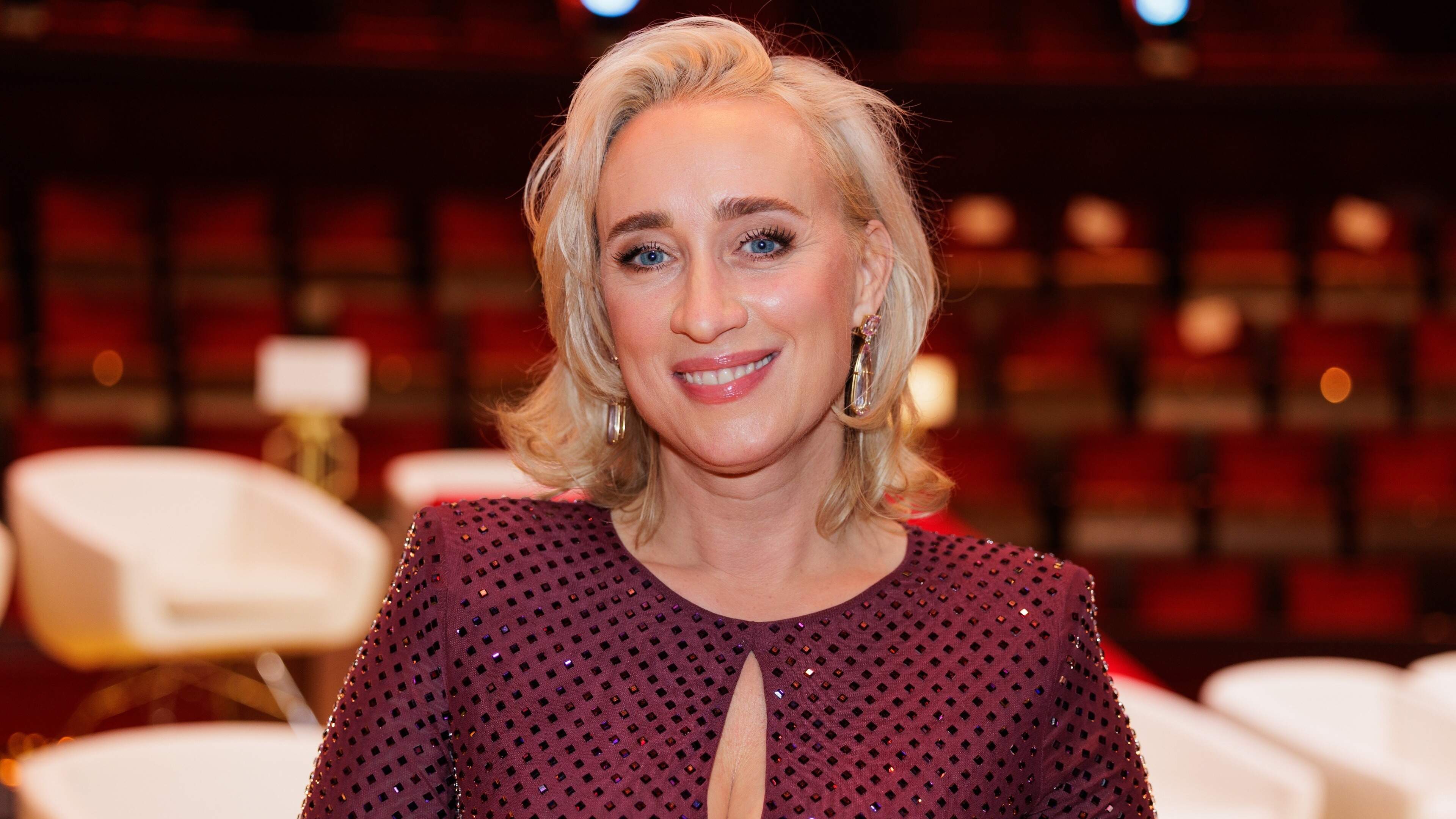 Antoinette Hertsenberg vervangt zieke Eva Jinek in talkshow: ’We hopen dat ze er maandag weer is’