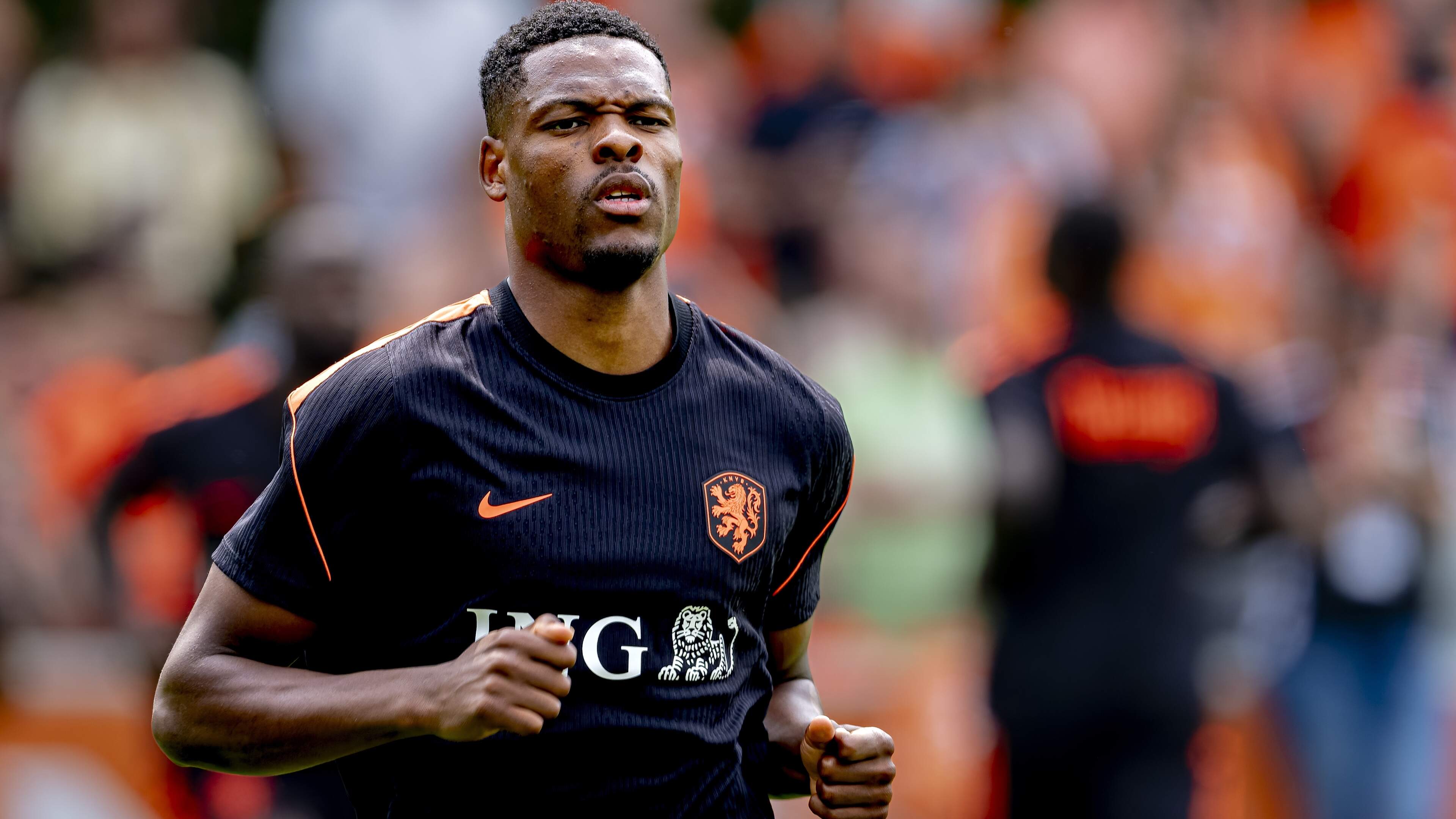 Denzel Dumfries zwijgt over Real Madrid, maar praat honderduit over Nederlands elftal: ’Na het vorige EK afgesproken om elkaar de waarheid te vertellen’