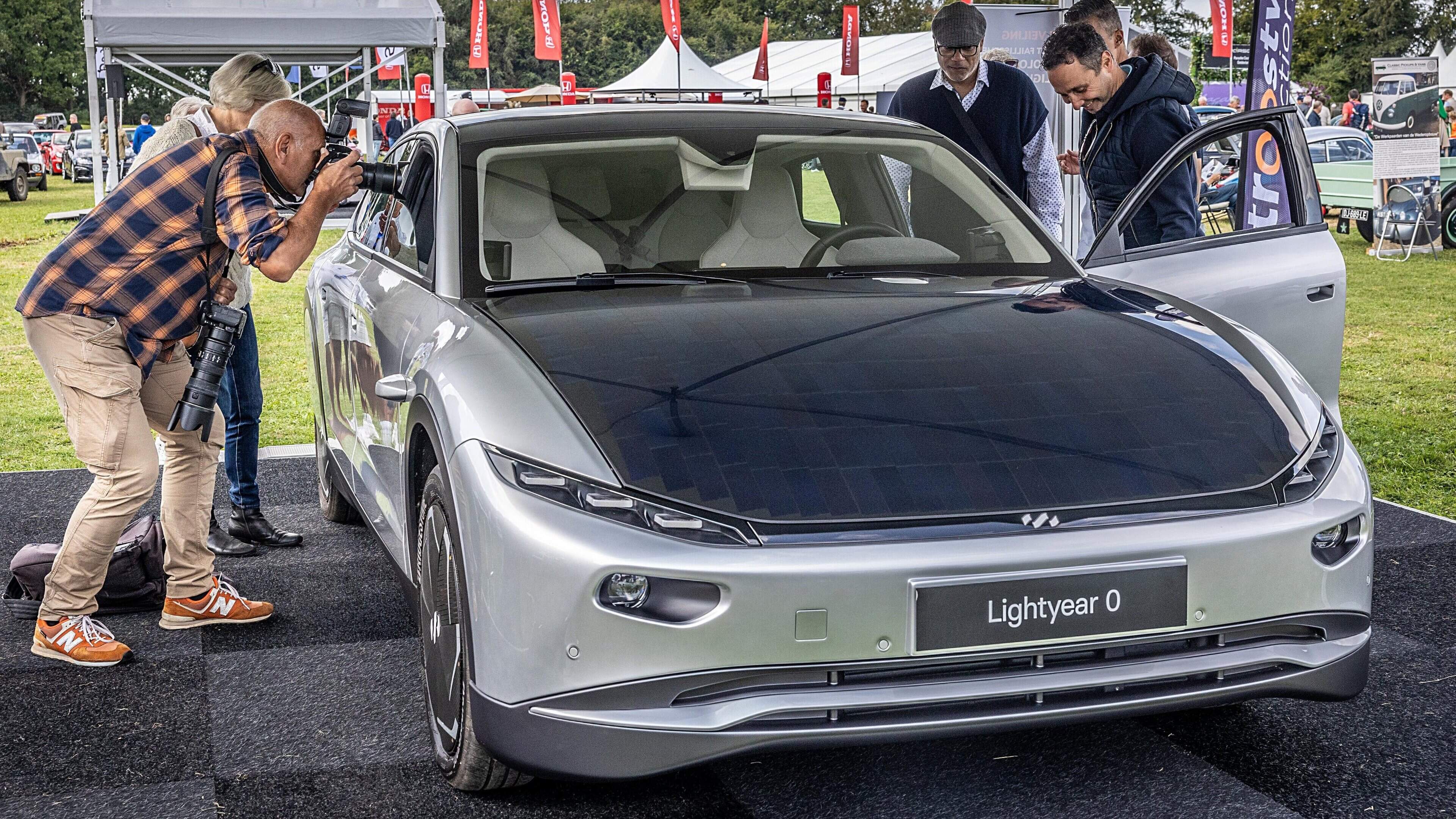 TNO: Auto's met zonnepanelen verminderen druk op stroomnet