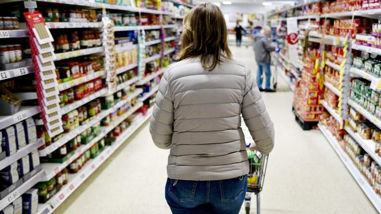 Voedingsmiddelen, dranken en tabak werden 3,8 procent duurder, na een prijsstijging van 3,7 procent in september. 