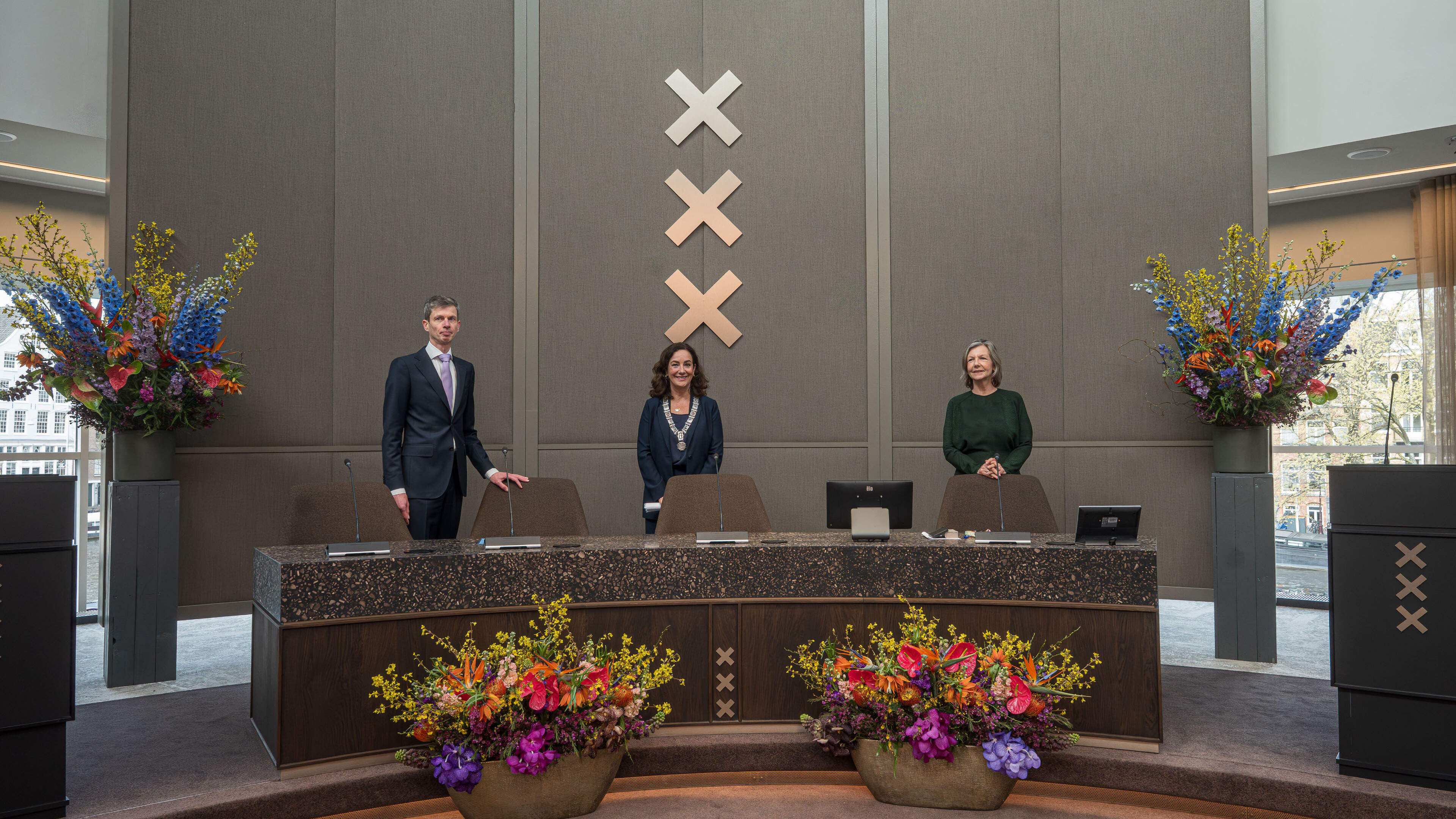 Voor miljoenen opgeknapte Amsterdamse raadzaal heropend in stijl: eerste debatje ging totaal niet over hoofdstad