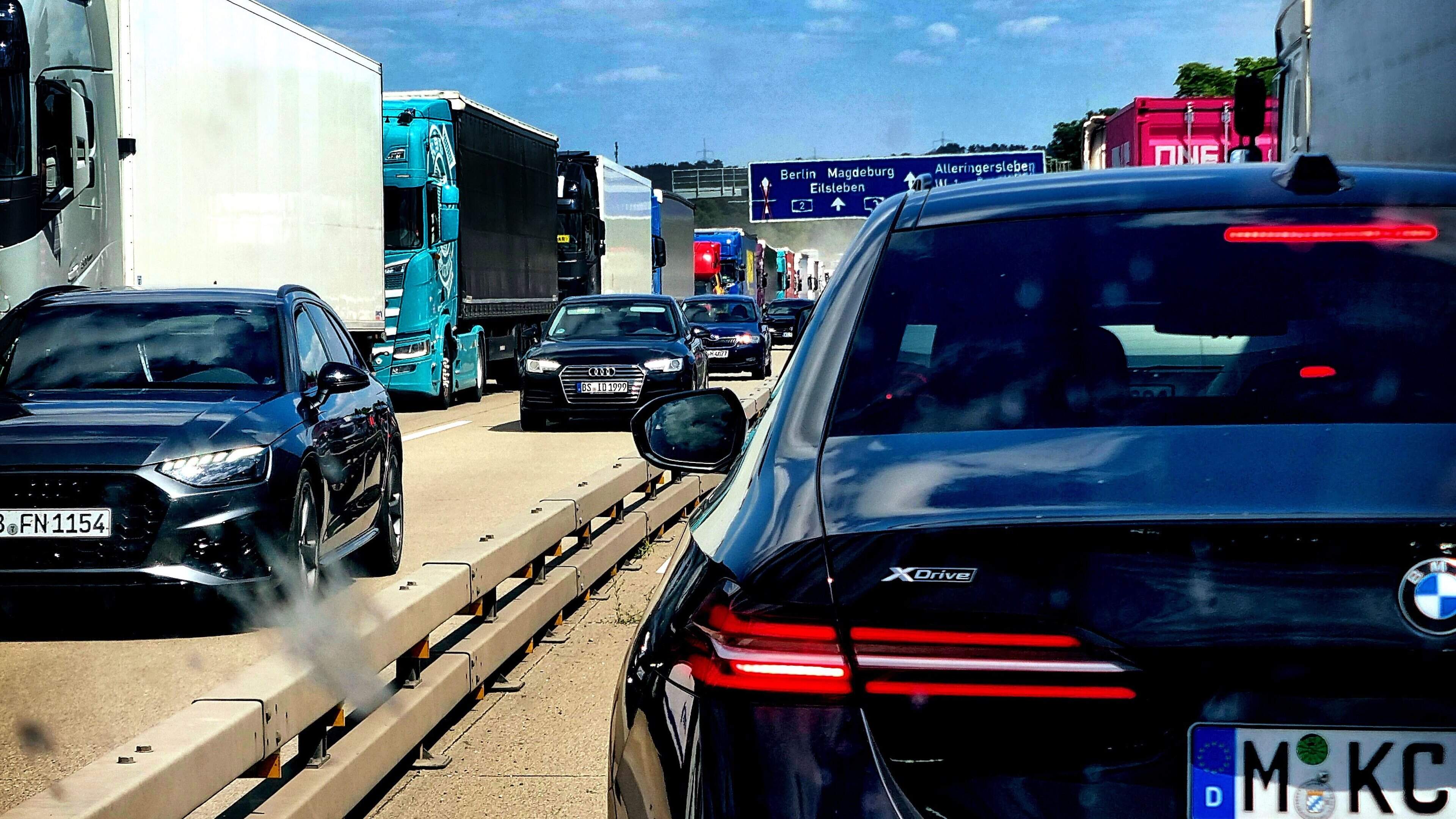 Vakantieverkeer in Duitsland geraakt, vrachtwagens mogen vanwege droogte tijdelijk op zondag de weg op