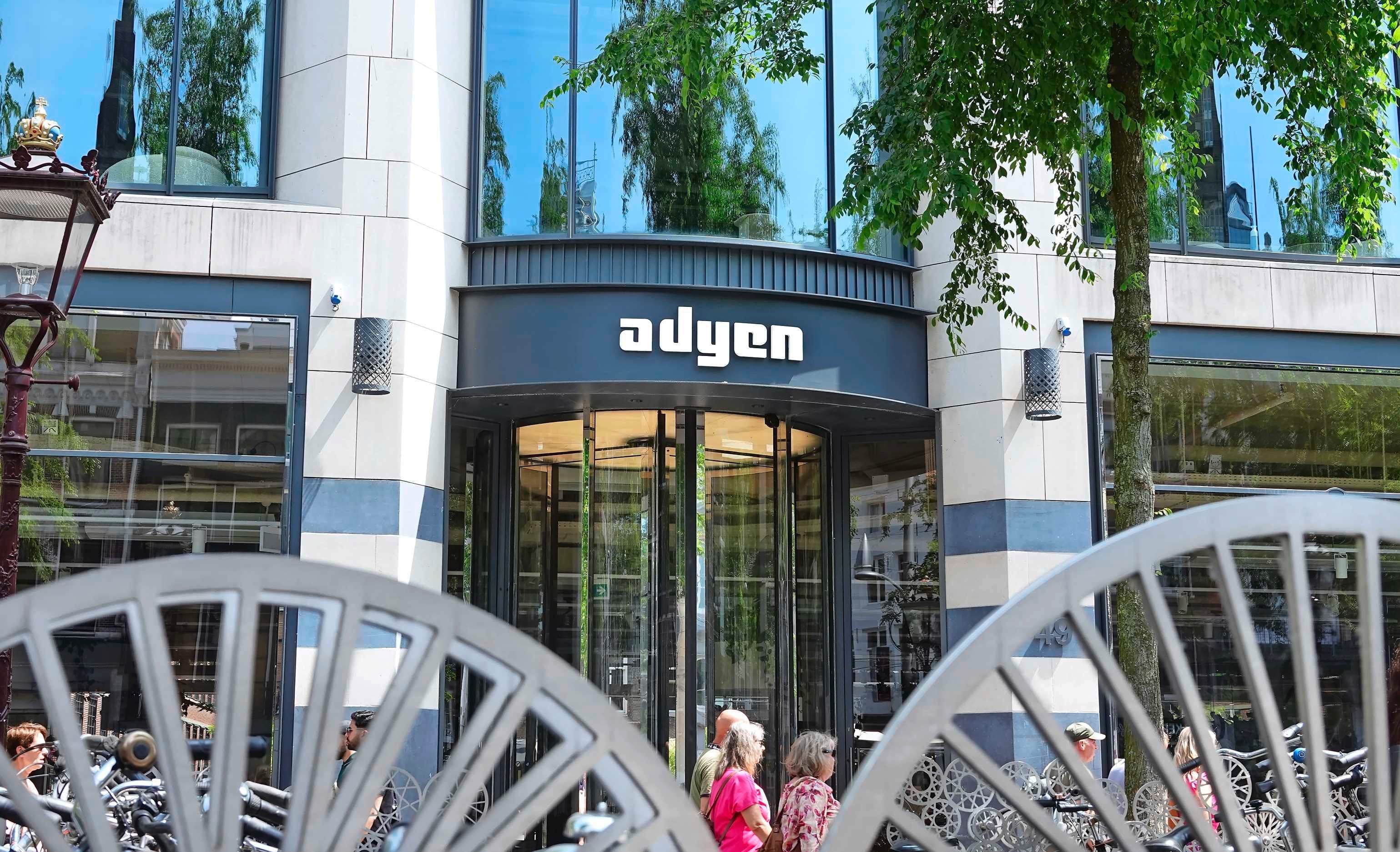 Beleggers laten Adyen hard vallen: ’Fintechspeler tovert opnieuw konijn uit de hoge hoed’