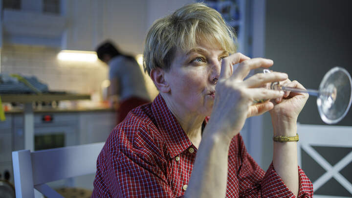 Alcohol zet de bloedvaten uit.