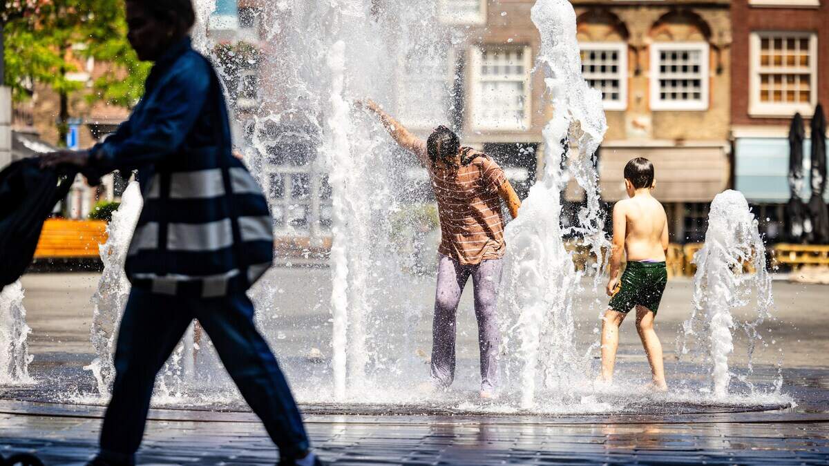 7月の初日のクラムと蒸し暑い暖かい：午後の熱帯温度