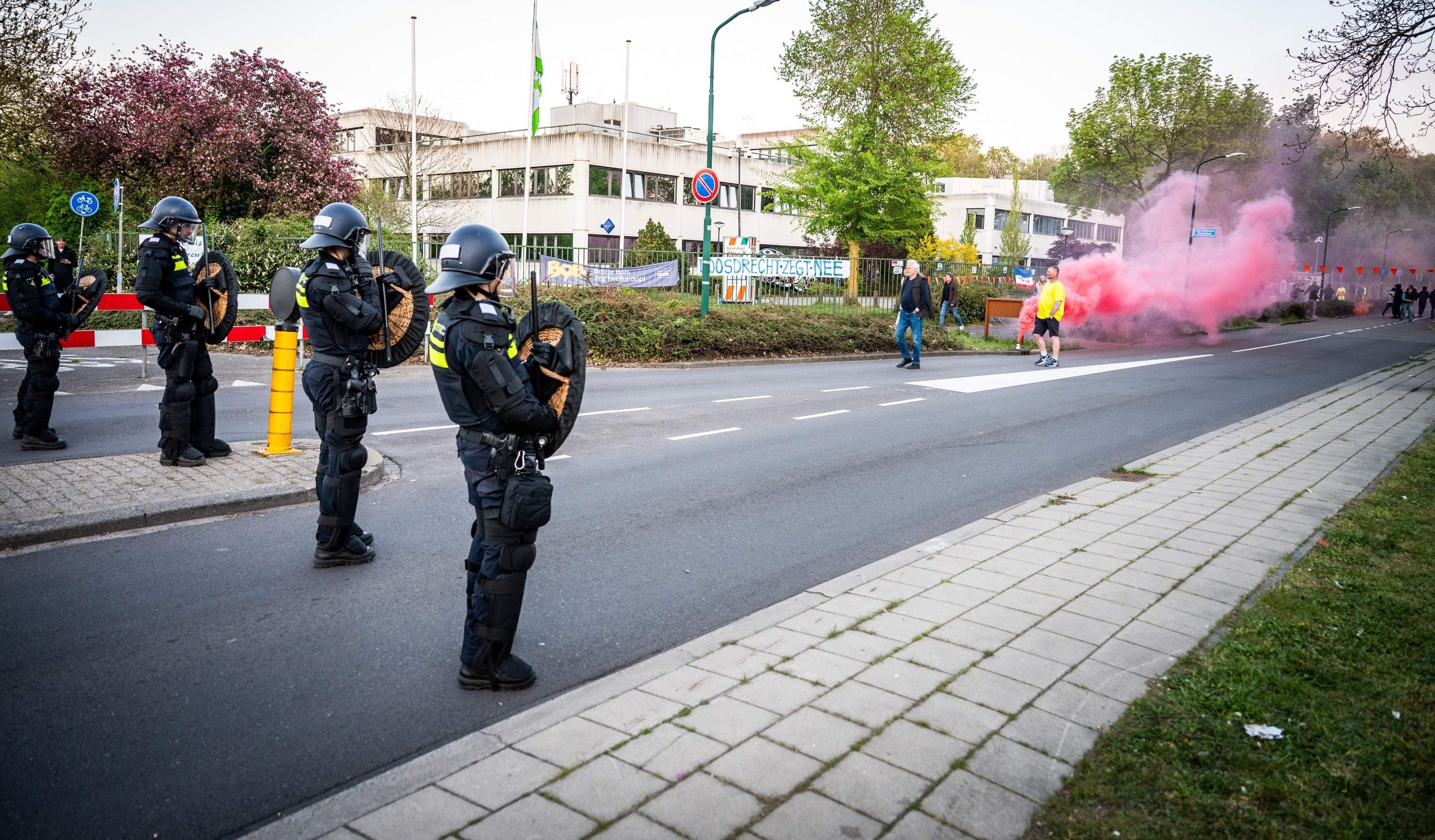 Grote zorgen in de Kamer over azc-rellen, minister blijft bij aanpak Spreidingswet
