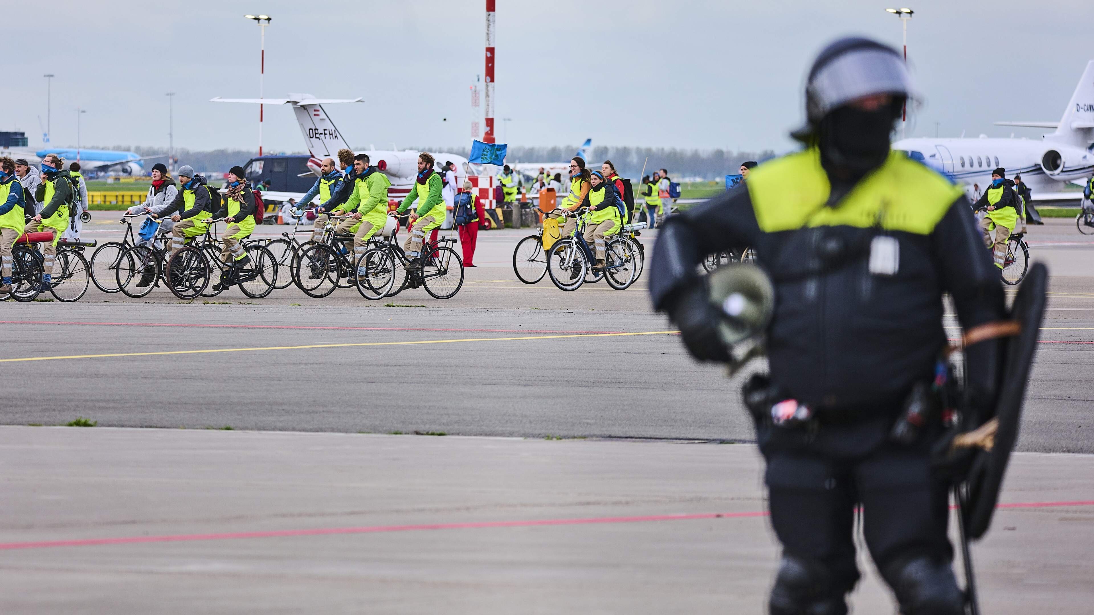 Schiphol uses WiFi and AI against intruders and activists: recognizing people through walls