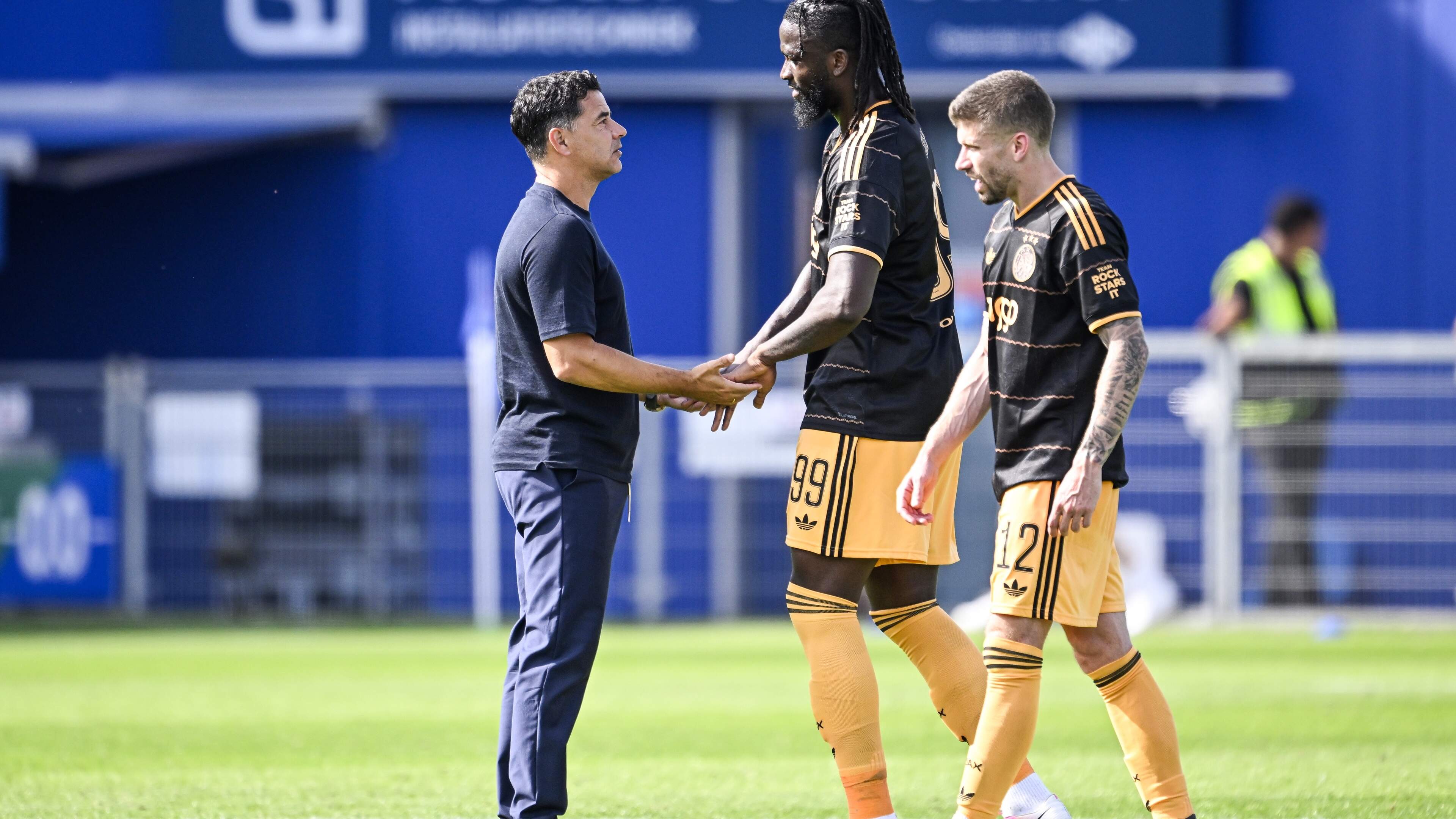 Tolu Arokodare geniet bij Ajax van ’niet geweldig’ Engels Míchel: ’Maar dat doet hij in het Spaans’