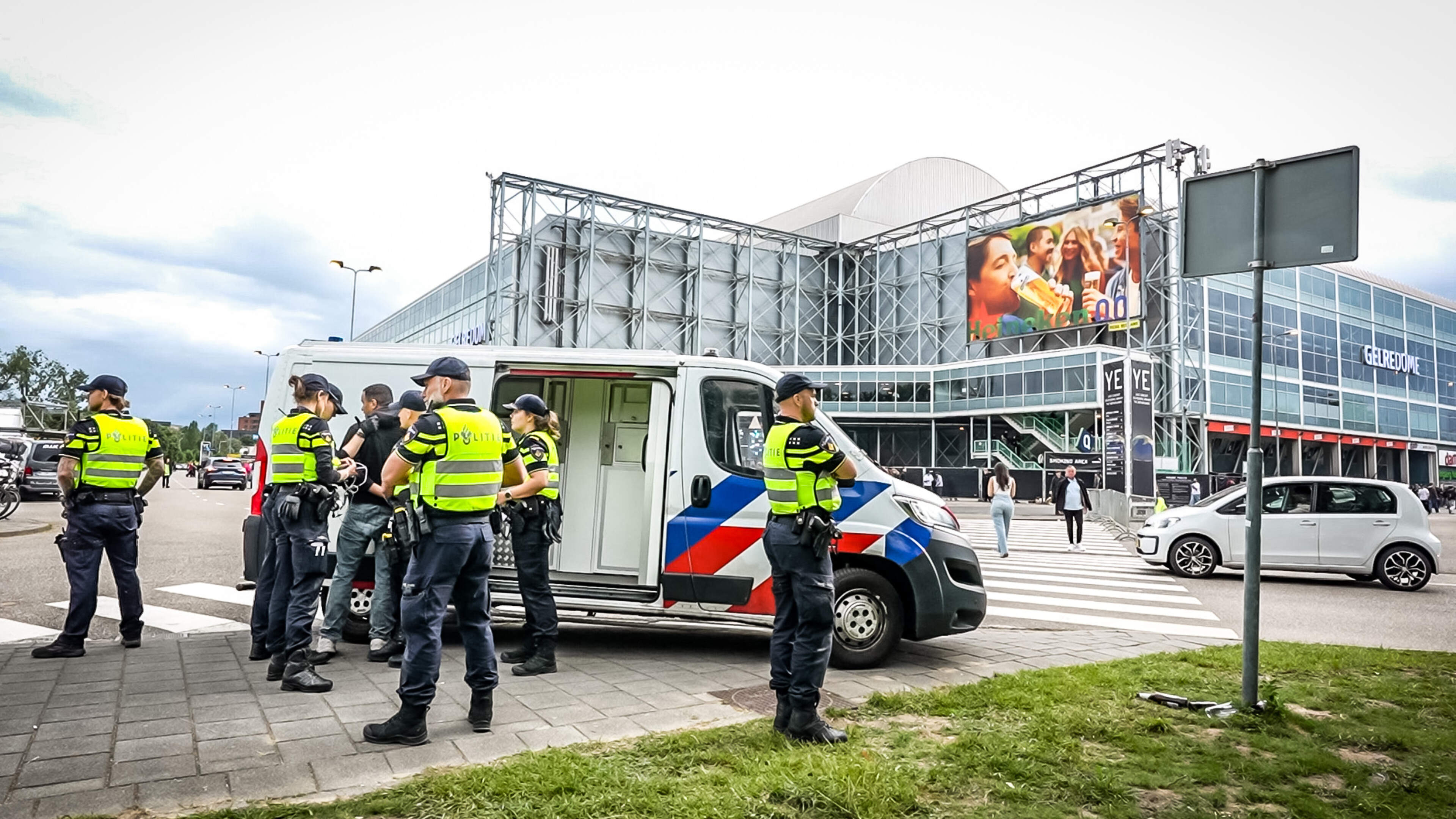 Man aangehouden na Hitlergroet bij concert Kanye W