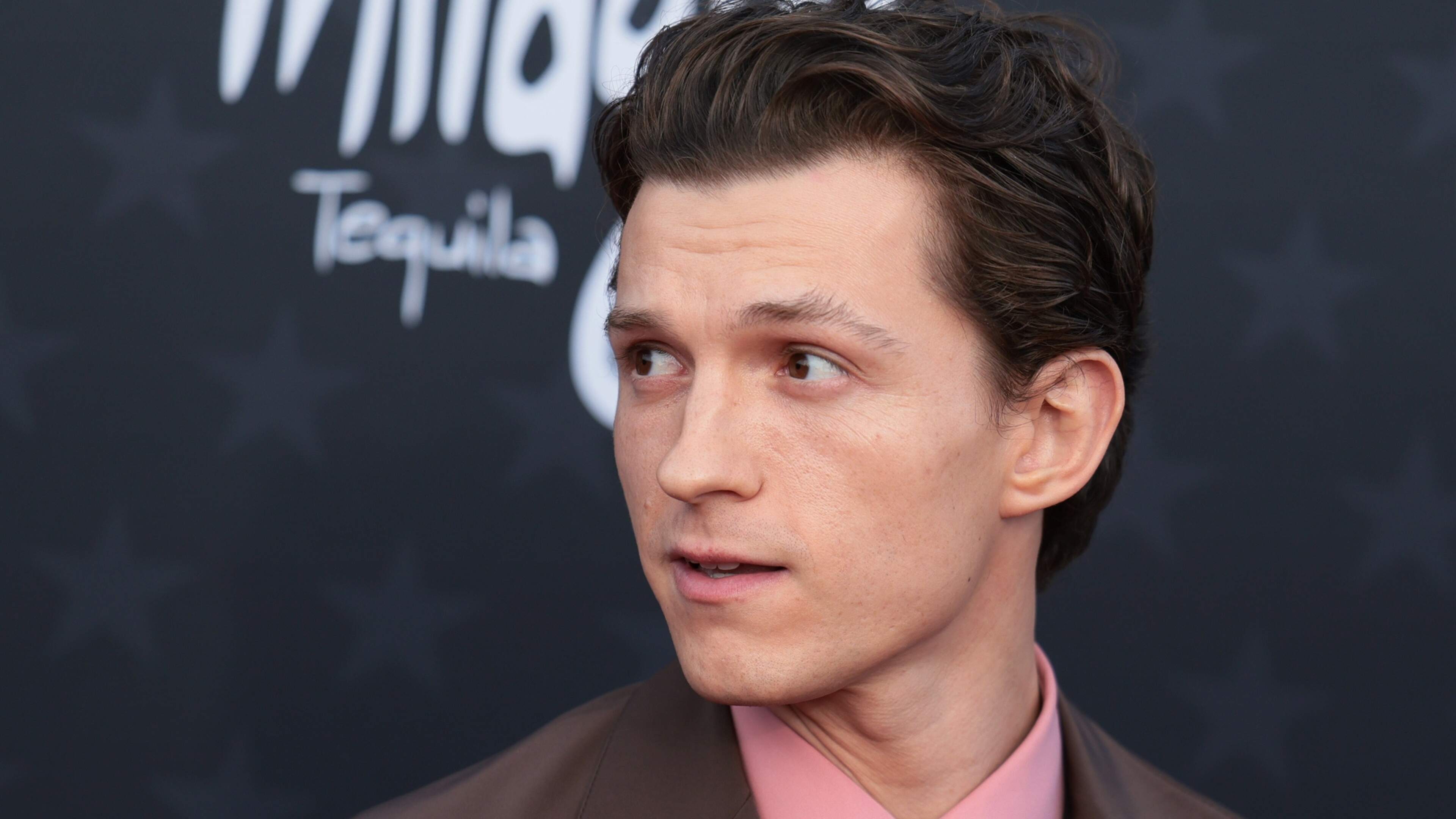 Tom Holland (30) dronk door eenzaamheid geregeld ’een hele minibar’ leeg