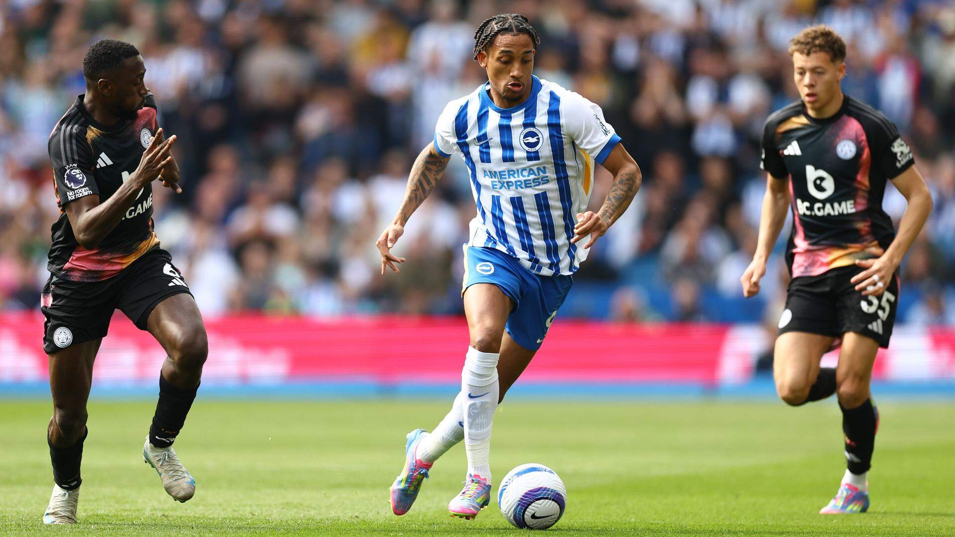 Joao Pedro verruilt het shirt van Brighton voor dat van Chelsea.