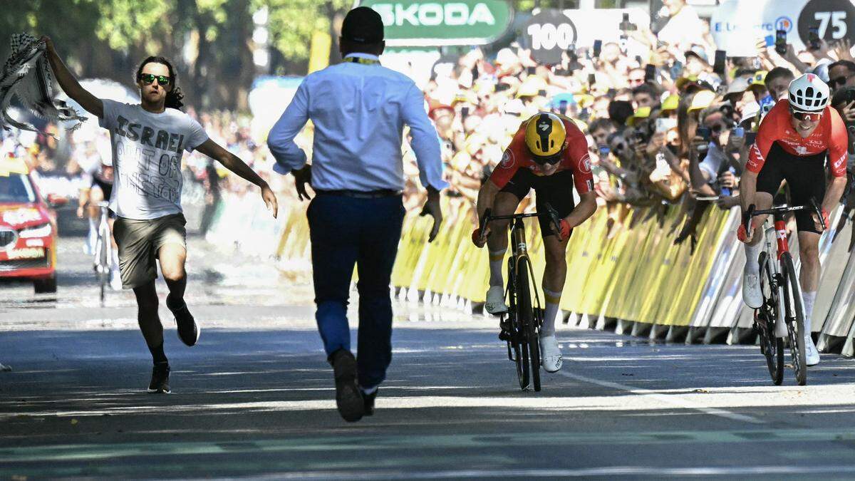 VIDEO Finish Tour de France ruw verstoord door demonstrant: beveiliger grijpt in bij hachelijk moment