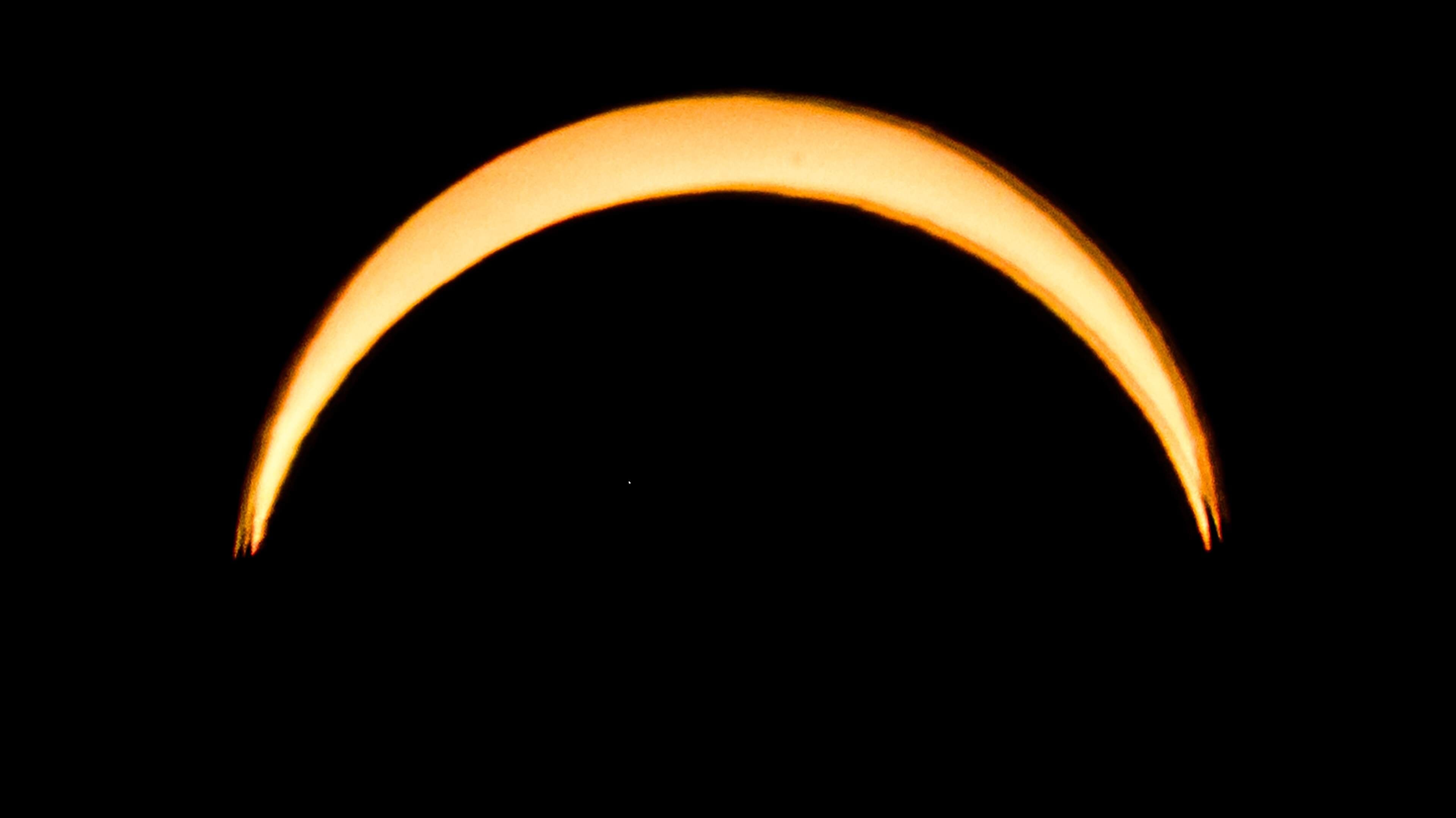 LIVE | Zonsverduistering op haar hoogtepunt: bijna 90% van de zon bedekt