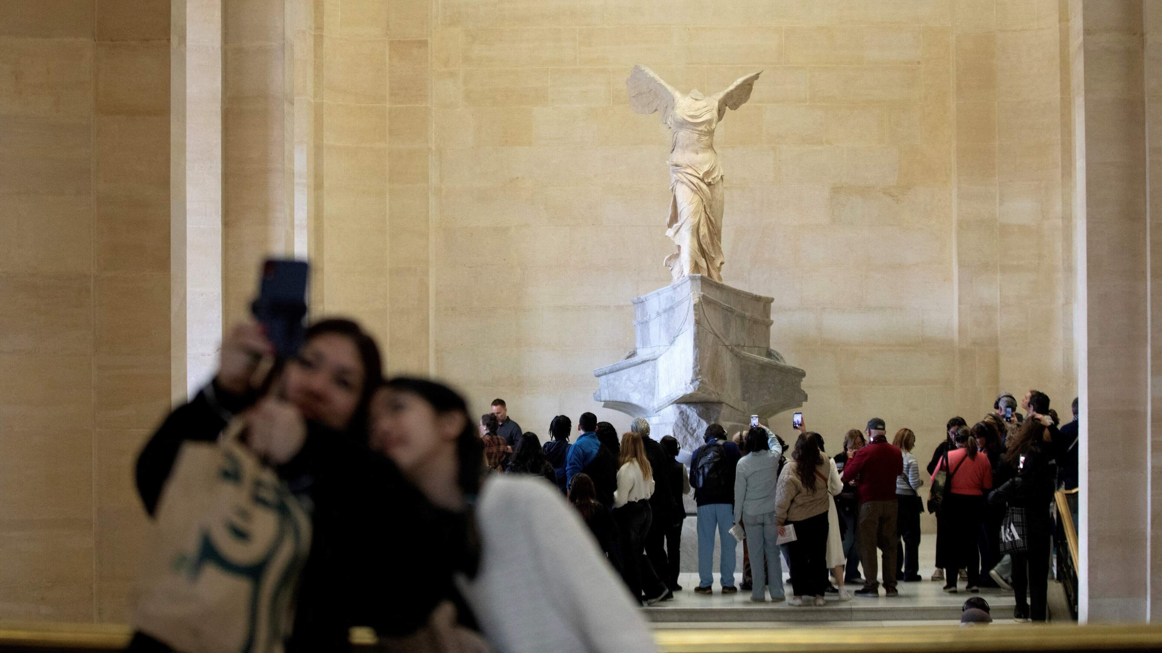 Rob (74) heeft kopie van beroemd beeld uit Louvre op zijn landgoed geplaatst: ’Deze godin doet niet onder voor mijn vrouw’