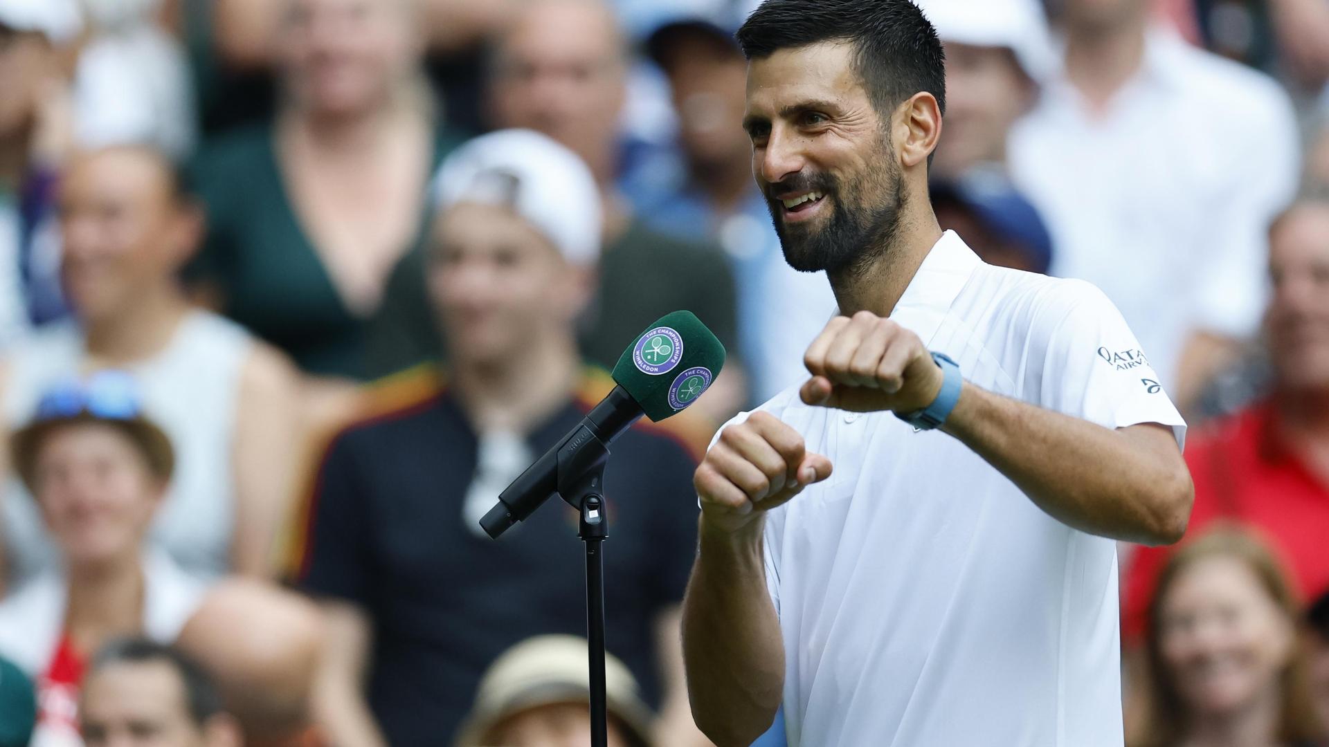 Novak Djokovic boekt zijn 100e zege op Wimbledon.
