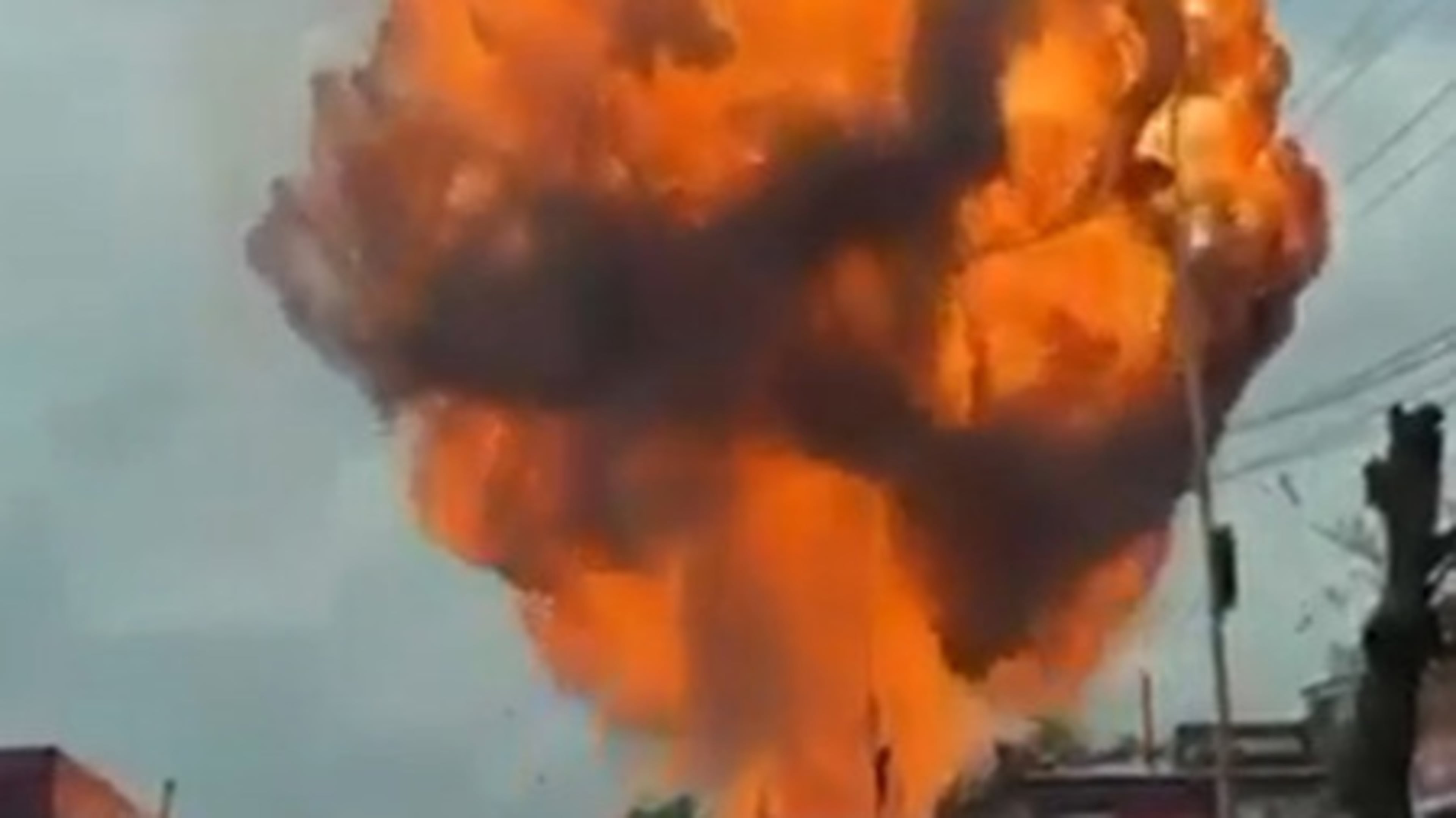 Heftig! Explosie bij tankstation in Rusland veroorzaakt enorme brand: zes gewonden