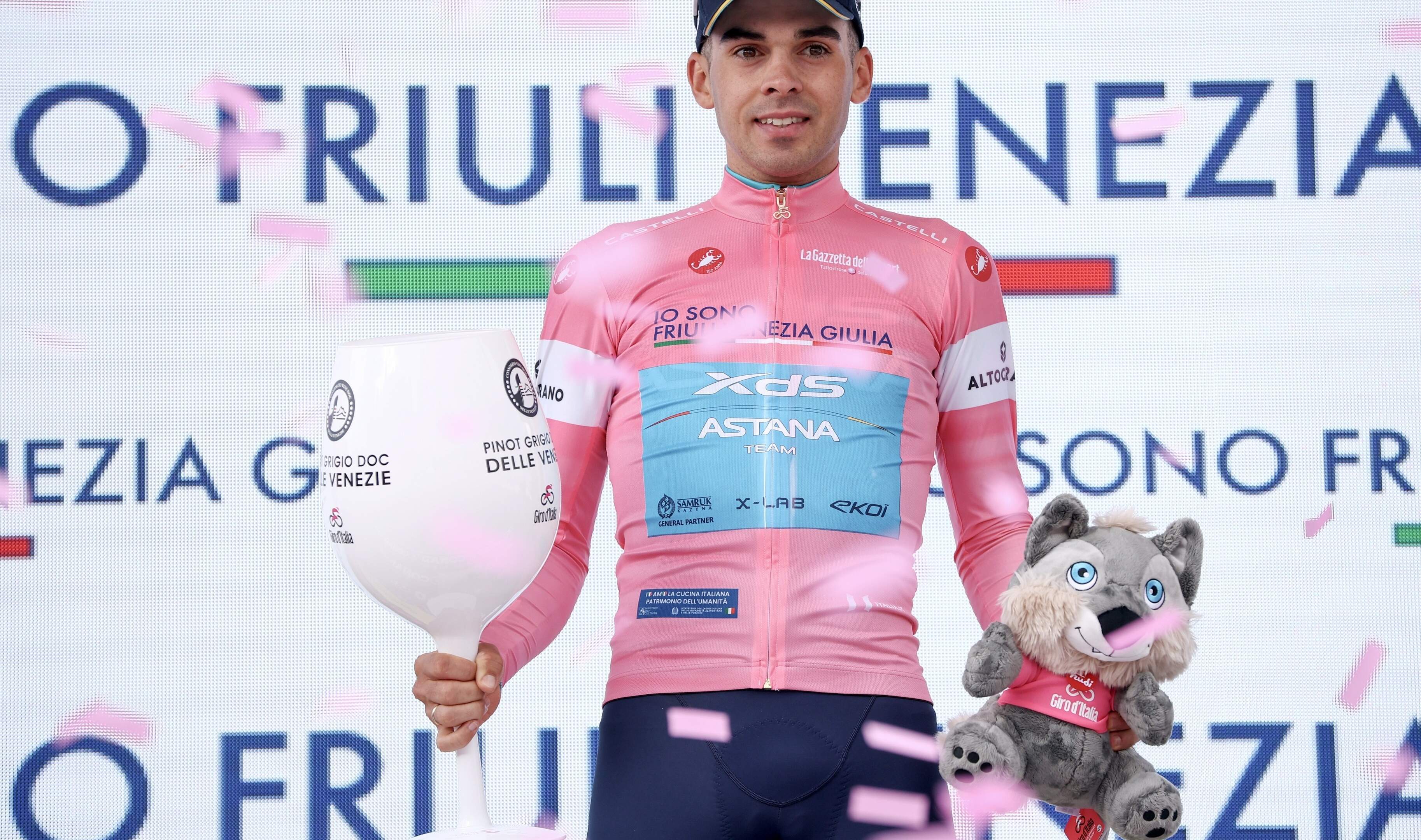 LIVE Giro d’Italia: vluchters lijken aan zet in eerste rit op Italiaanse bodem