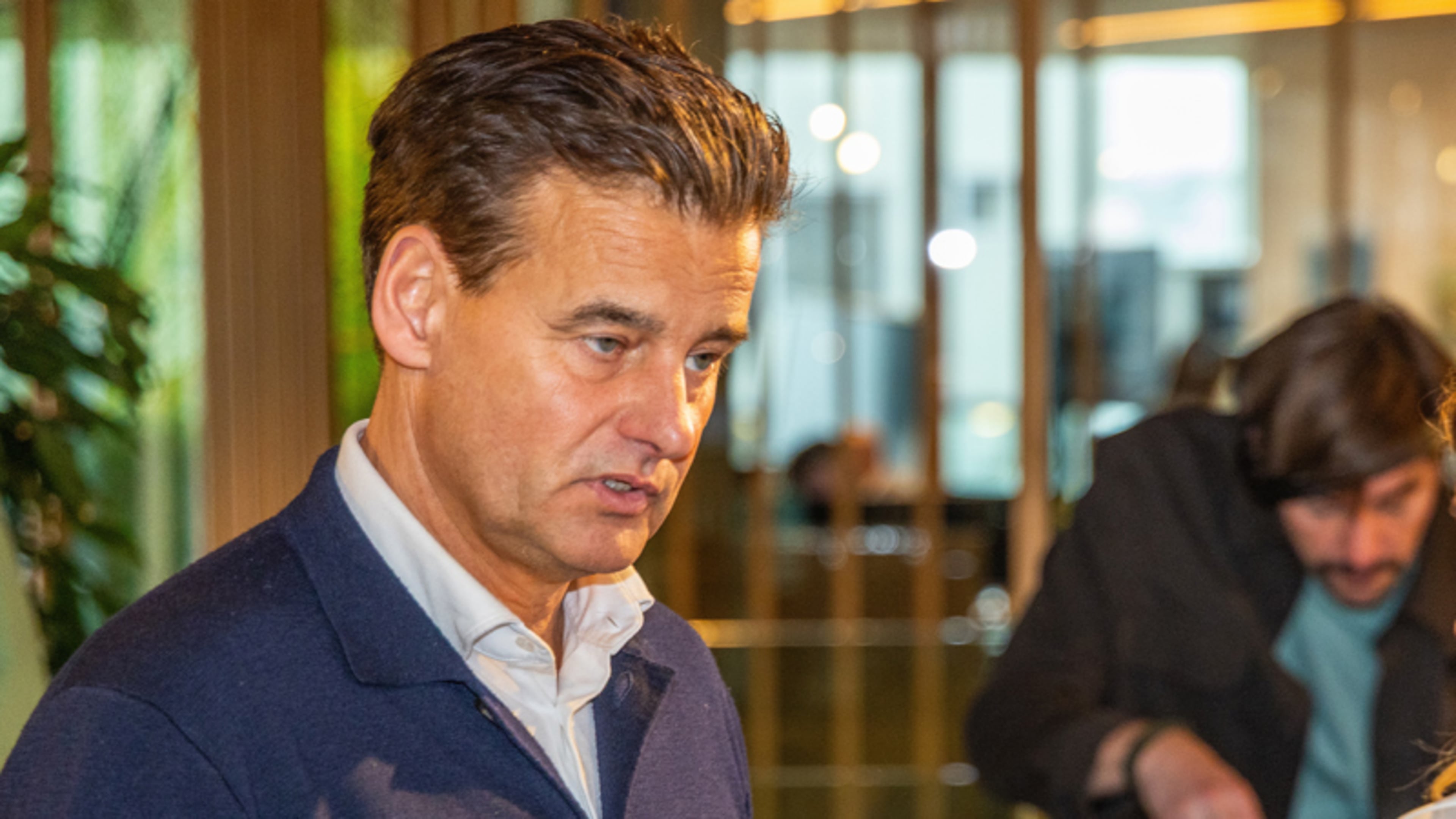Santegoeds eerlijk over Wilfred Genee: ’Ik denk dat die eens achter zijn oren moet krabben’