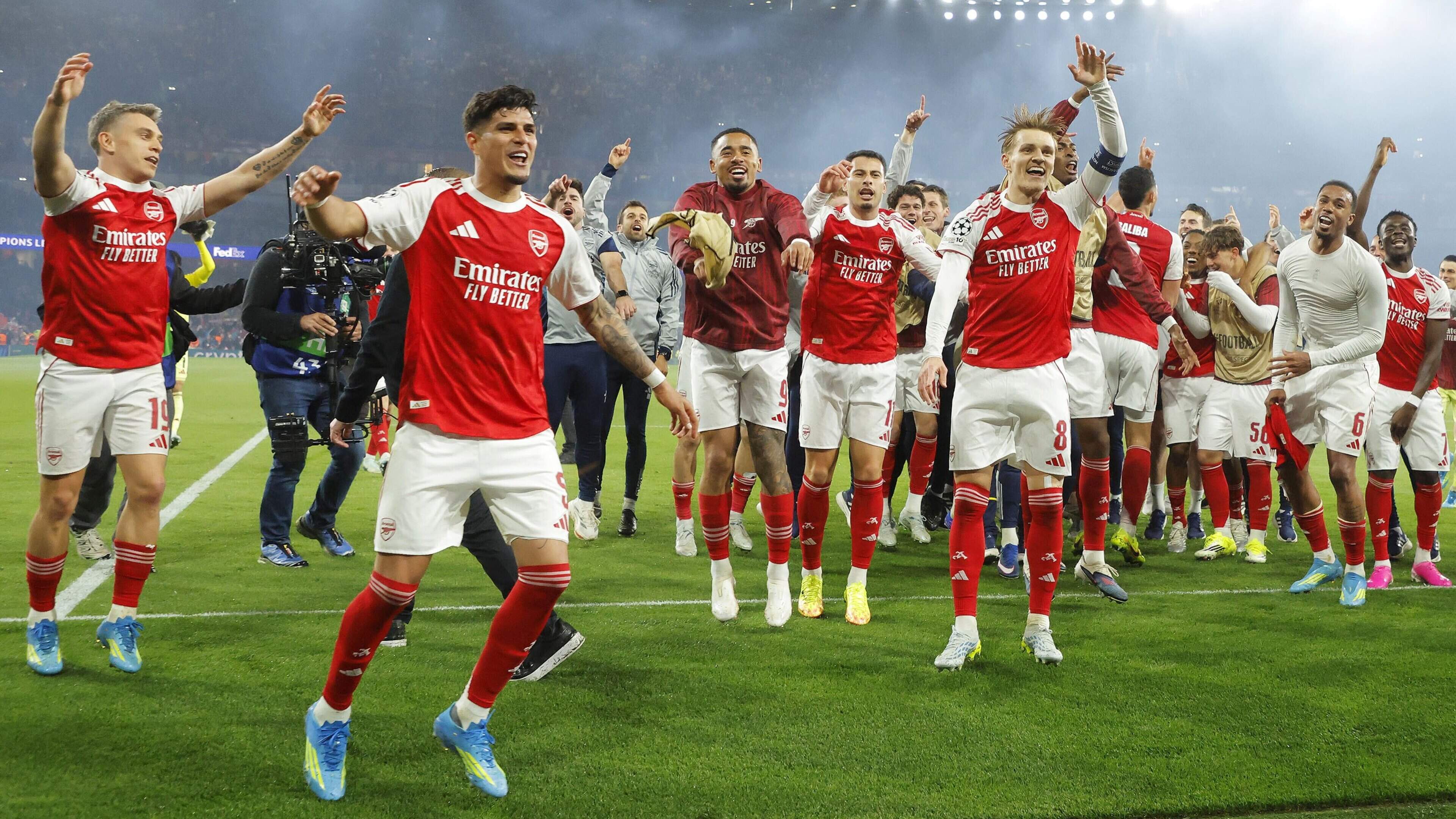 Arsenal na misstap Manchester City voor het eerst sinds 2004 weer kampioen van Engeland!
