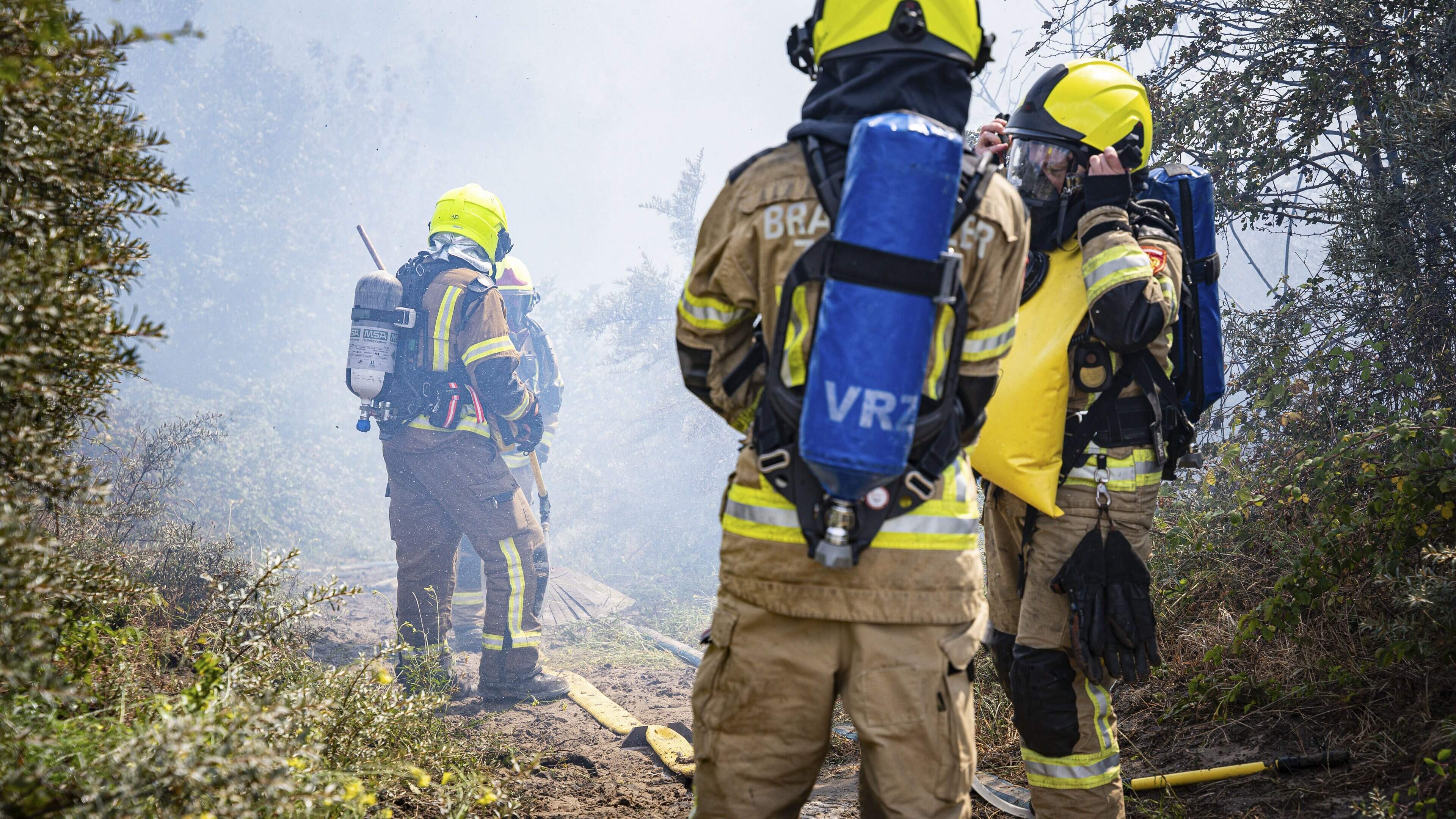 LIVE | ’Zeer ervaren’ brandweerman die bij duinbrand Ouddorp gewond raakte, kwam onder brandweervoertuig