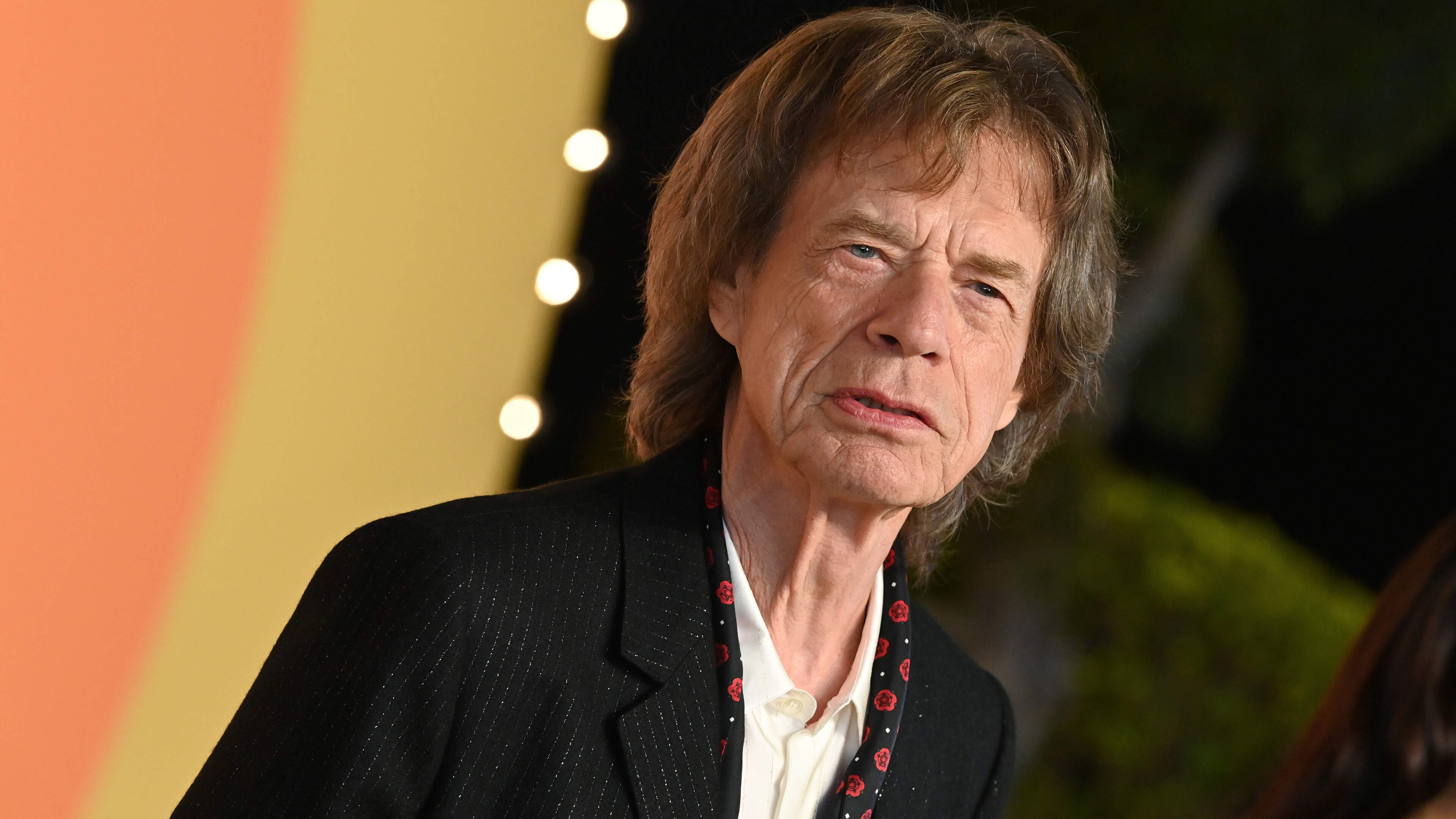 Drank en drugs dreigden Mick Jagger (82) tweemaal fataal te worden: ’Nadat we een gram heroïne deelden, zakte hij op de grond’