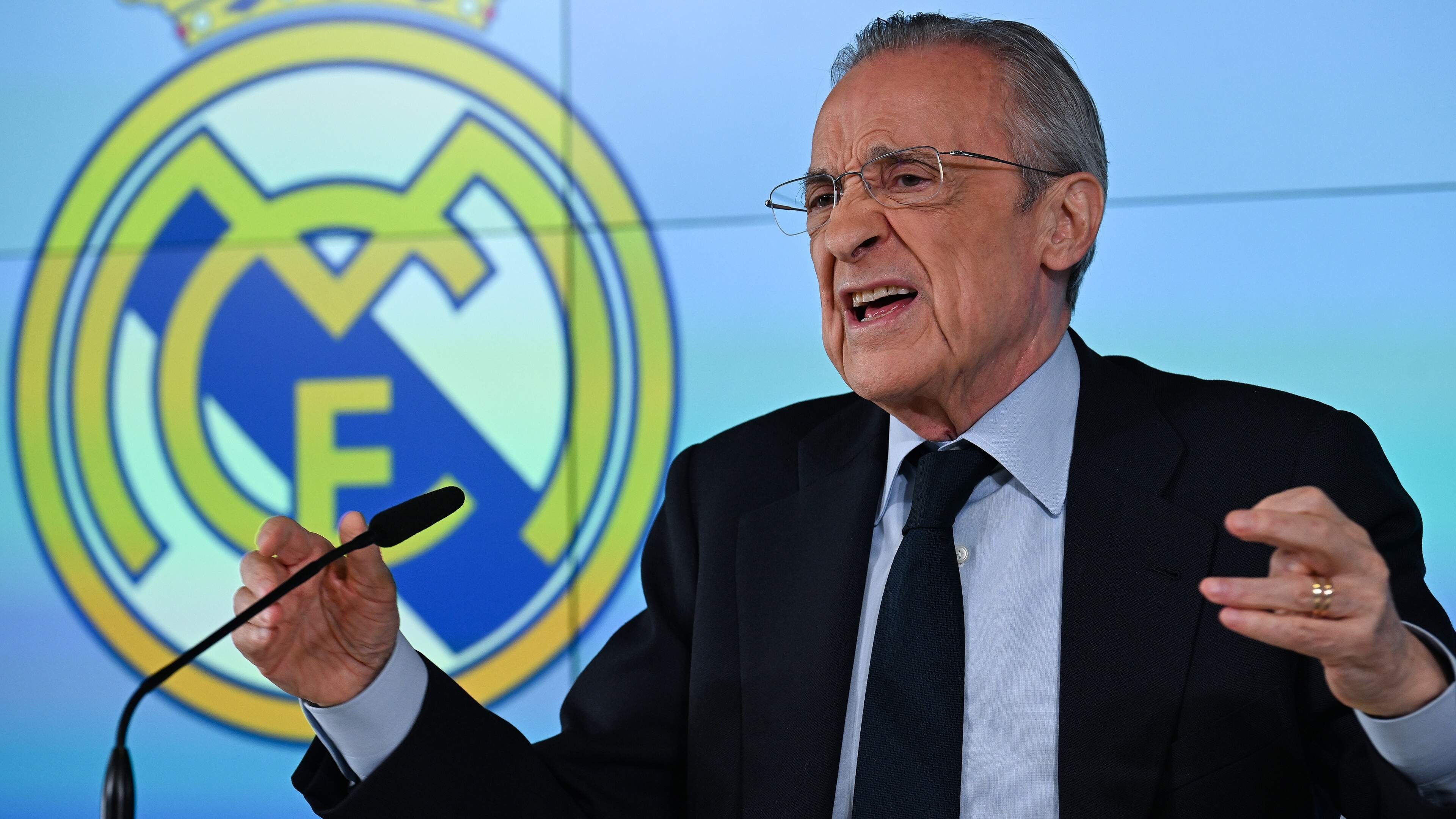 Real Madrid-voorzitter Florentino Perez kondigt nieuwe verkiezingen aan, stelt zichzelf verkiesbaar en spreekt afschuw uit over Spaanse media