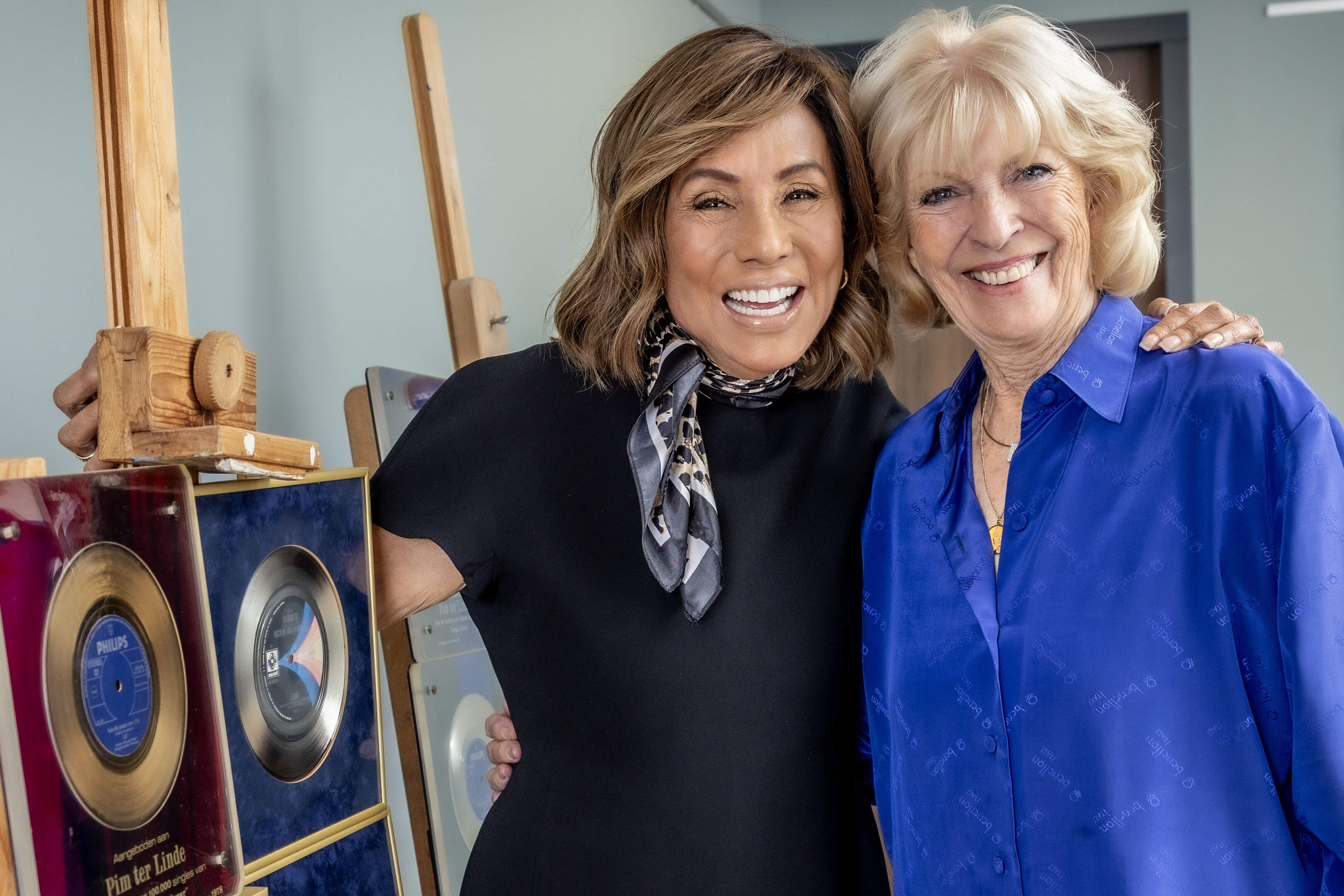 Patty Brard erft de gouden platen van Luv' die ze kwijtraakte bij haar  faillissement: 'Ik heb wel even zitten janken' | De Telegraaf
