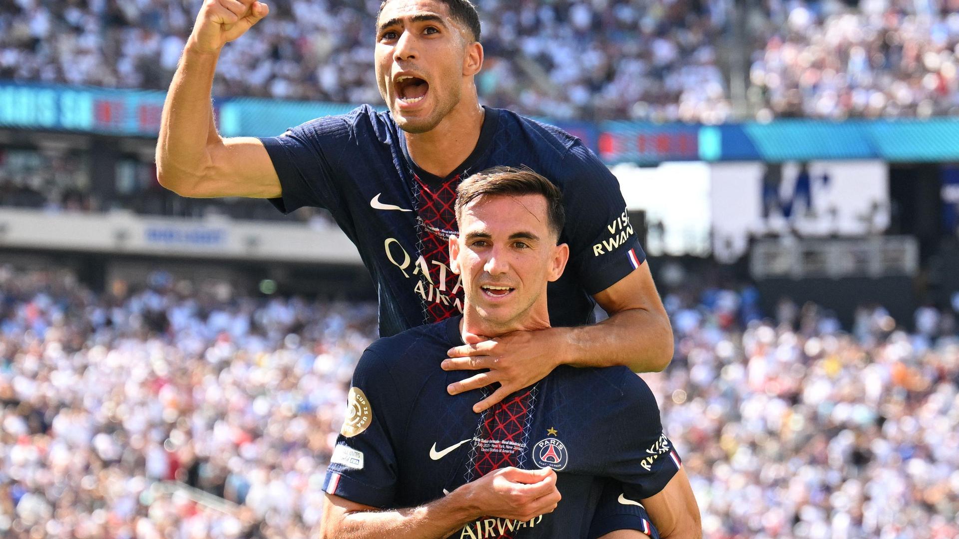 Fabian Ruiz wordt besprongen door Achraf Hakimi. 