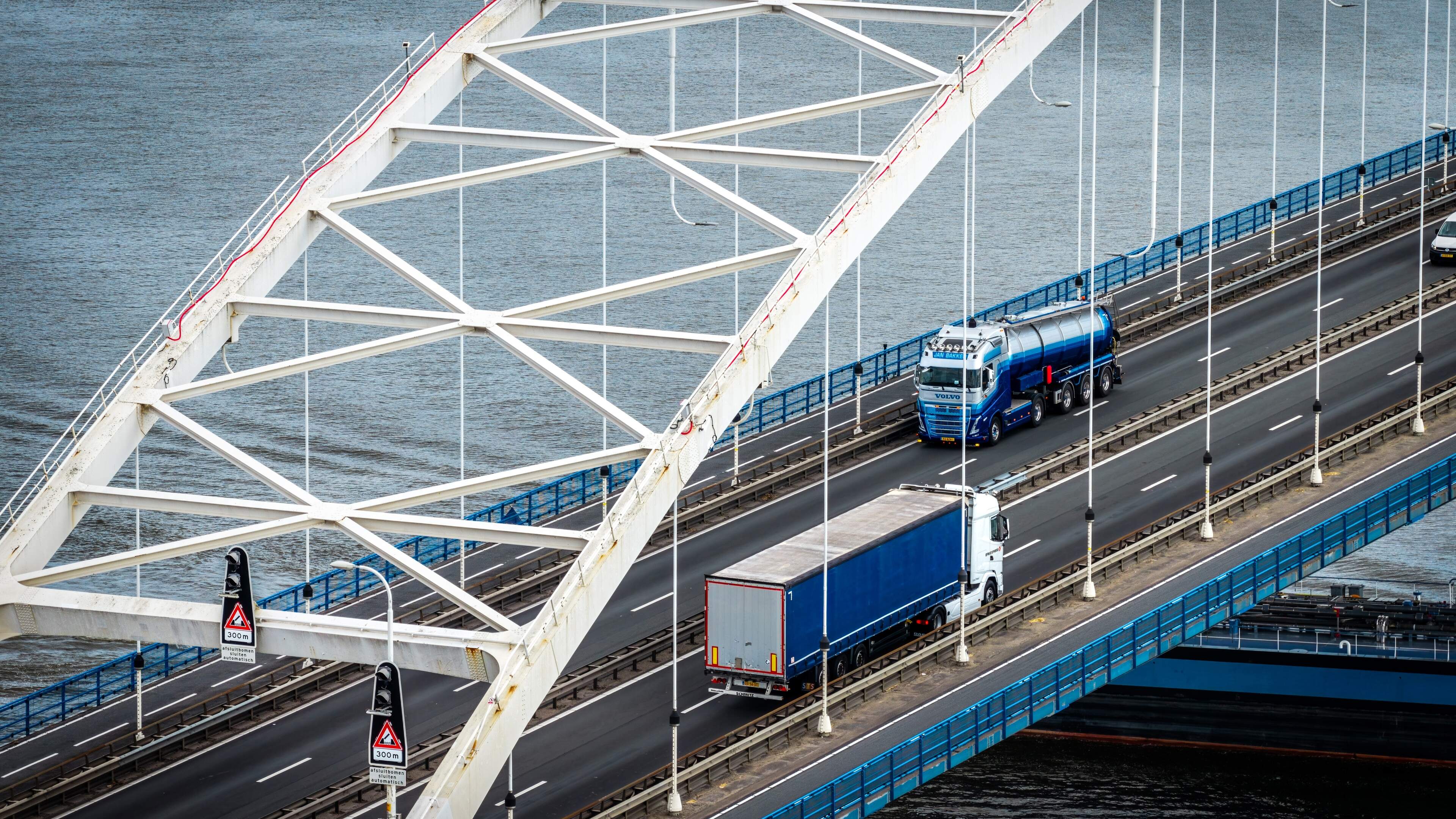Politie gaat vrachtwagenverbod Merwedebrug strenger handhaven, camera’s dit weekend geplaatst