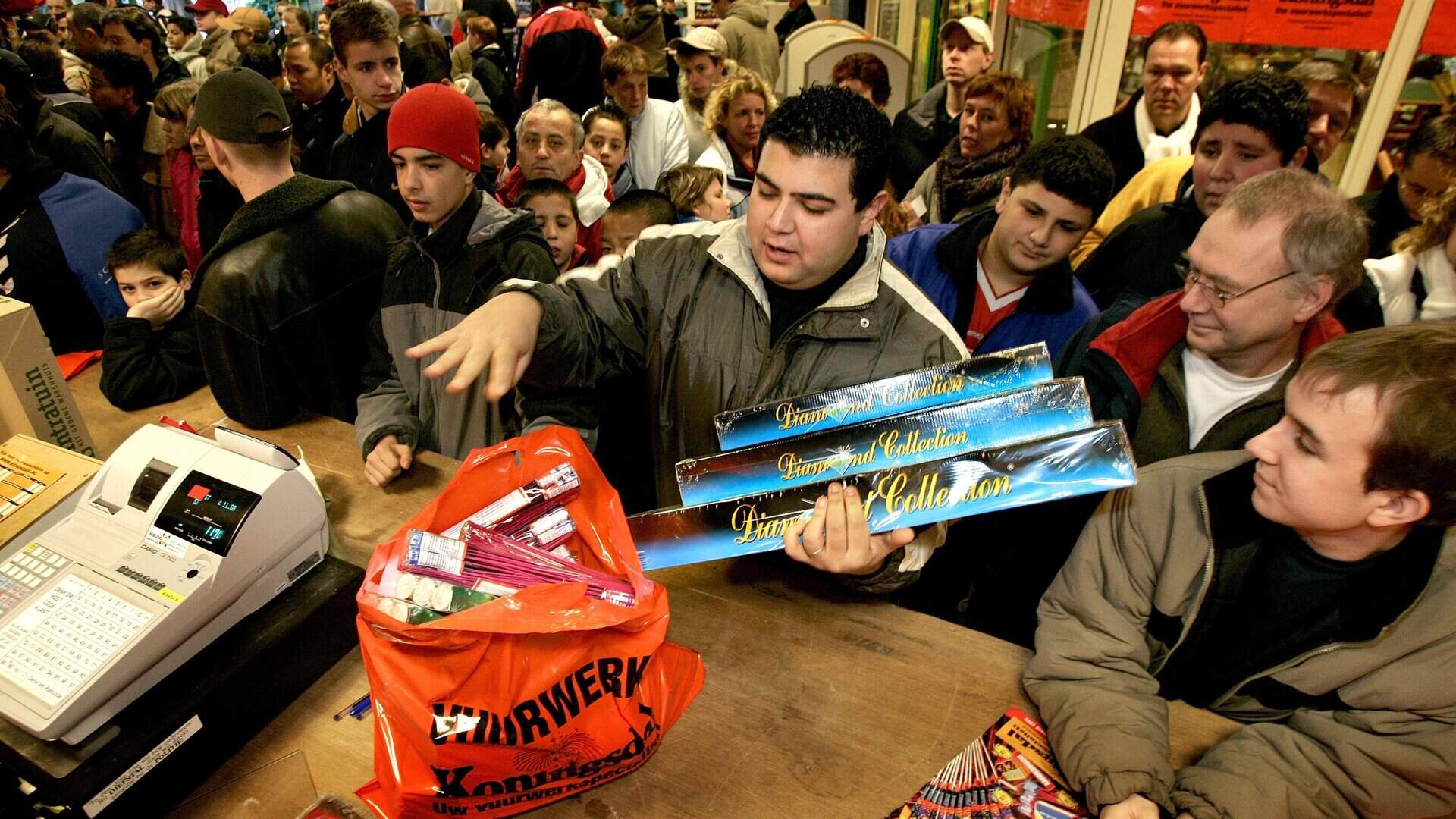 Dit beeld van kilo’s vuurwerk over de toonbank, zoals vorig jaar in Utrecht bij tuincentrum Intratuin,  gaan we niet meer zien. 