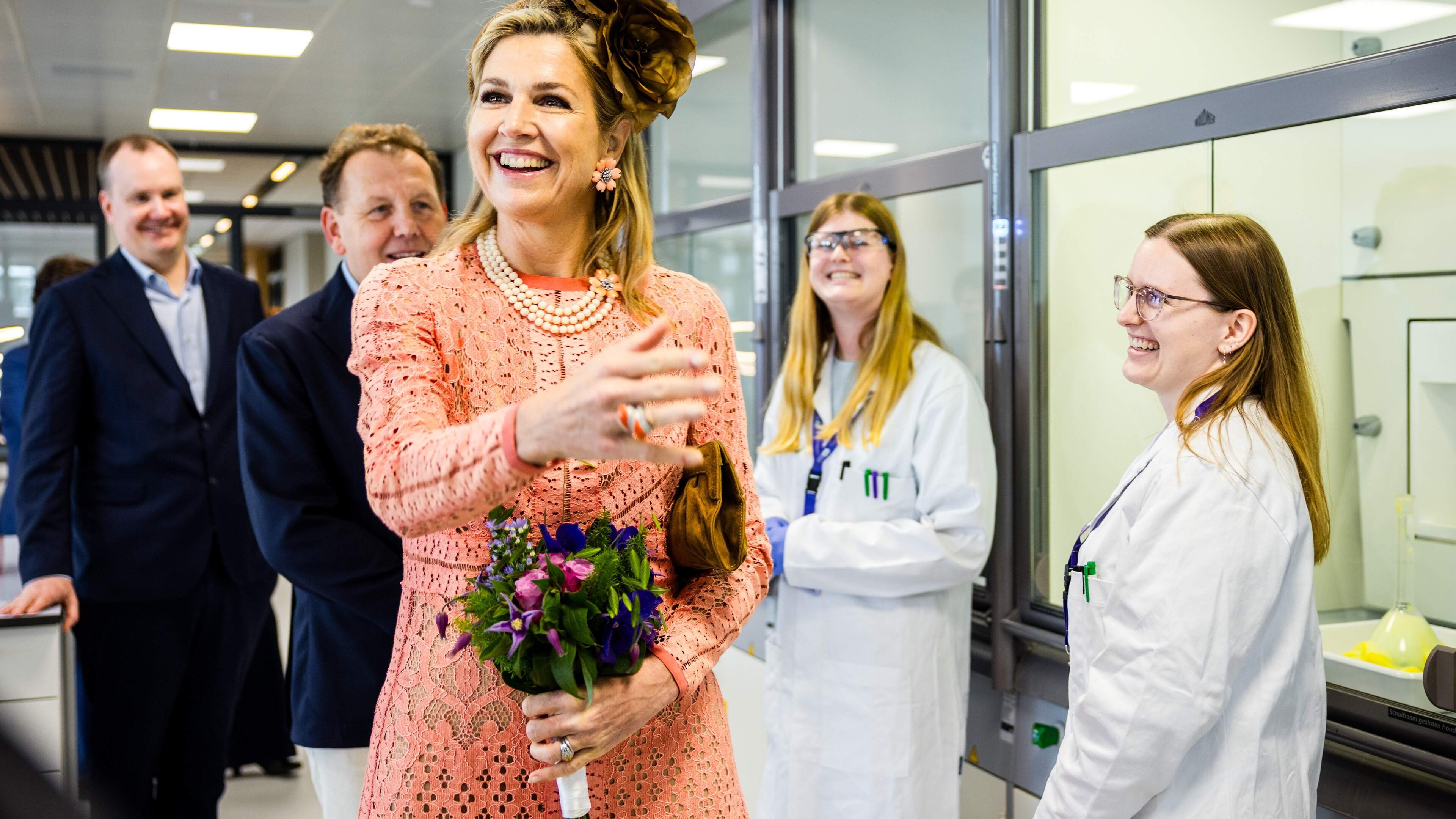 Máxima gecharmeerd van pasteltinten: met deze kleurencombinatie komt koningin goed weg