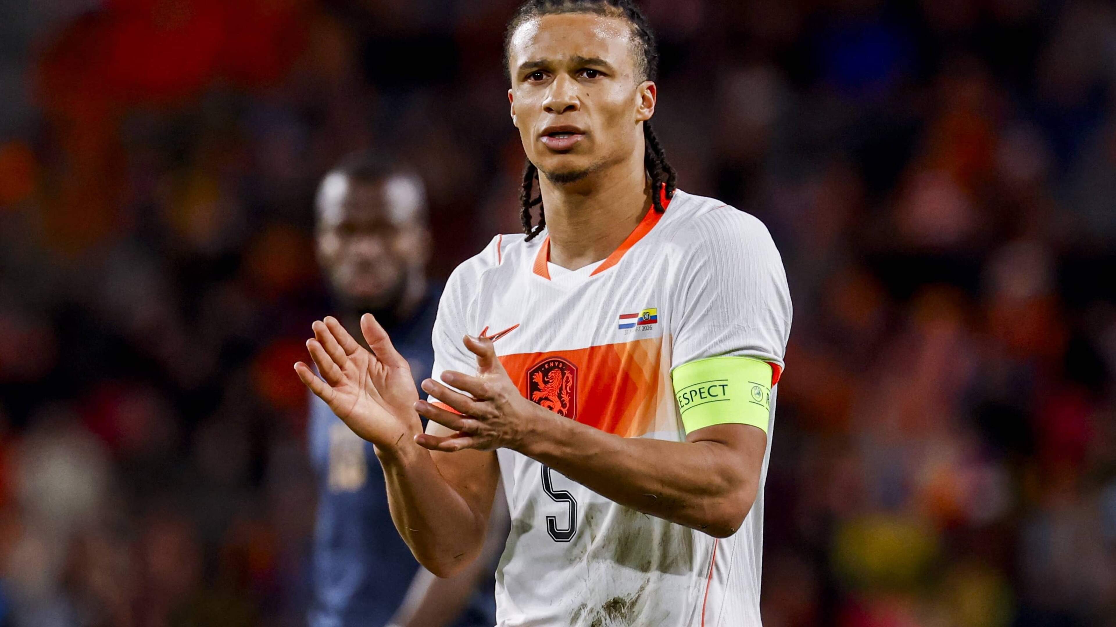 Nathan Aké krijgt eindelijk aanvoerdersband van Virgil van Dijk bij Nederlands elftal: ’Ik heb het vaak gevraagd: ’gun me even vijf minuten’’