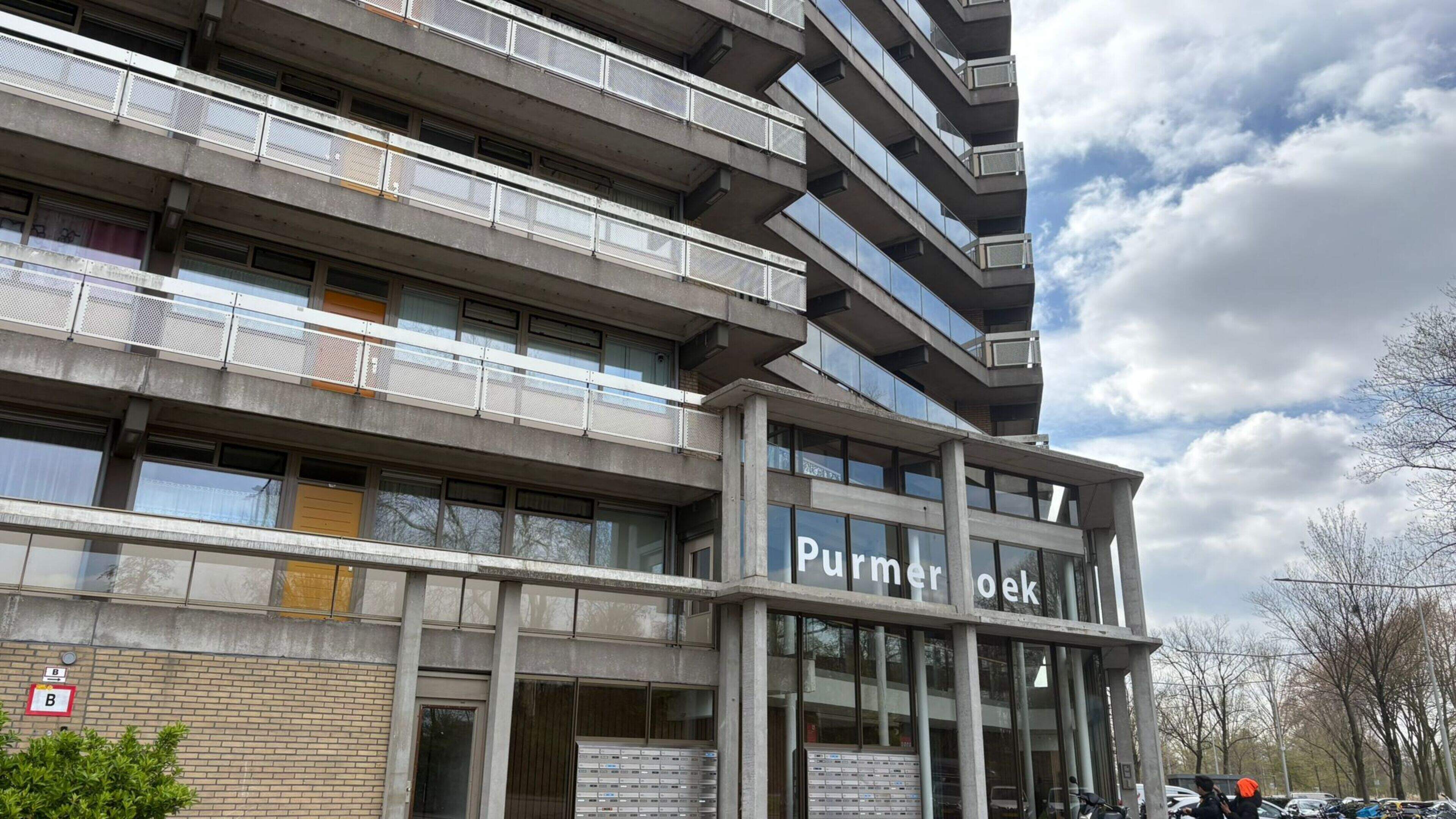 Ophef na dubbele suïcide bij flat Capelle: massaal filmende jeugd deelt beelden van overleden scholieren op sociale media