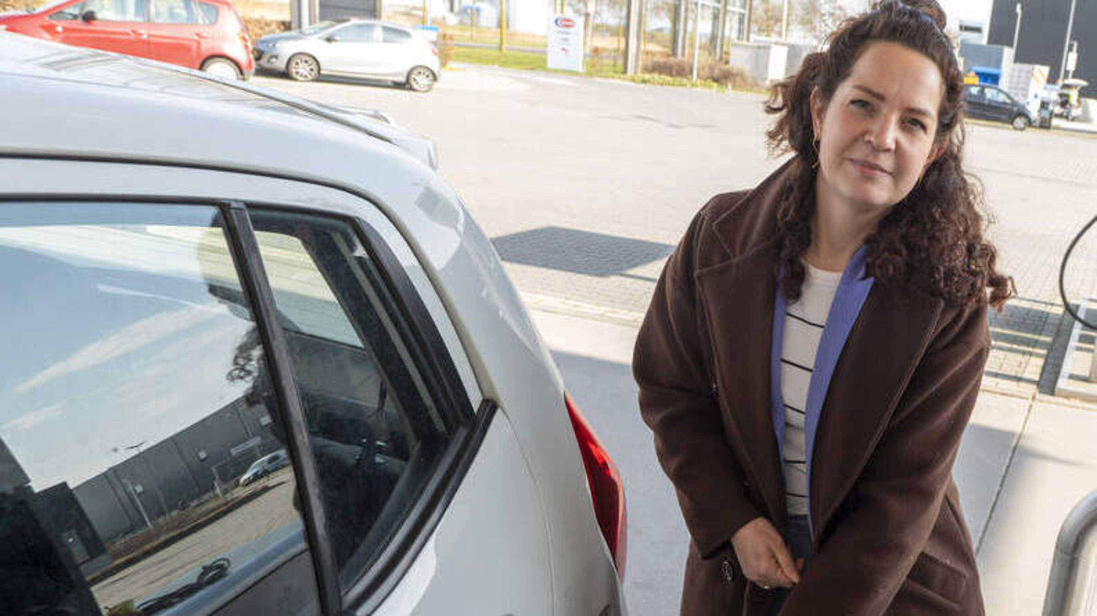 Tankende automobilist haakt stilaan af door extreem hoge benzineprijs: ’grootste energiecrisis in de historie’ begint echt pijn te doen 