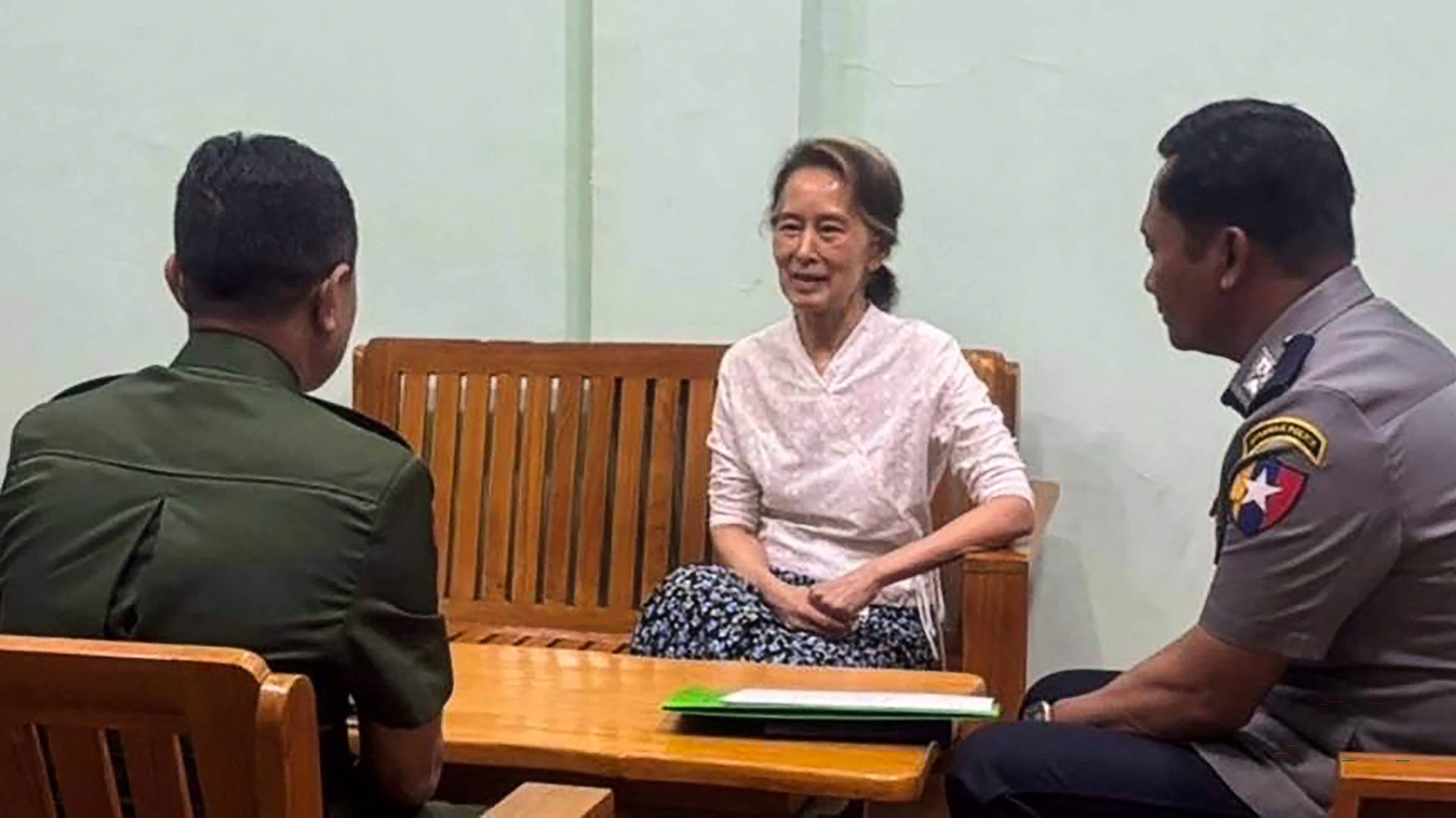 Myanmarese Nobelprijswinnaar Aung San Suu Kyi volgens leger ’onder huisarrest’, maar contact met haar is onmogelijk