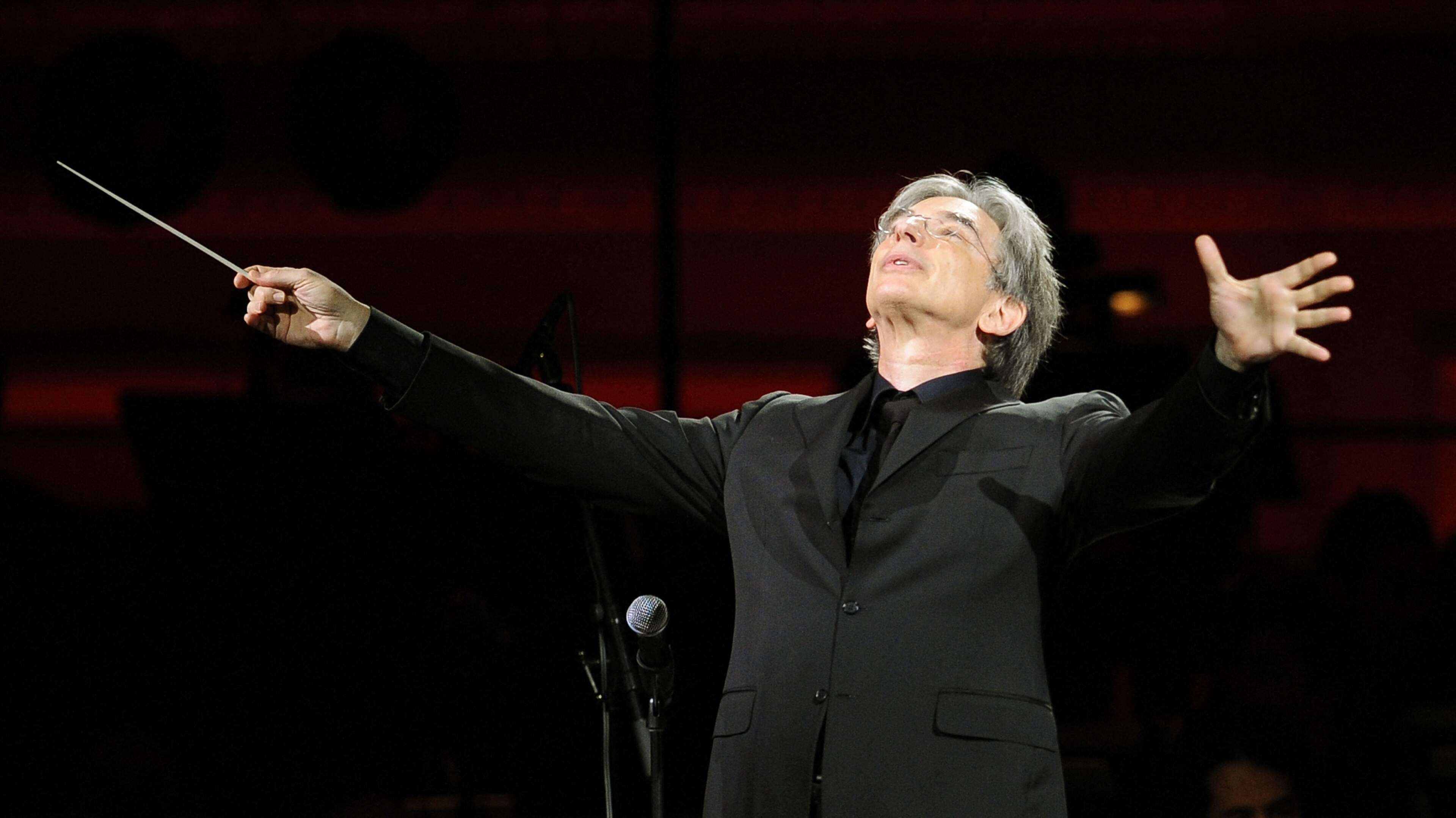 Dirigent Michael Tilson Thomas (81) overleden na jarenlange strijd tegen hersenkanker: ’Zijn onverschrokken verkenningen maakten muziek relevant en intiem’