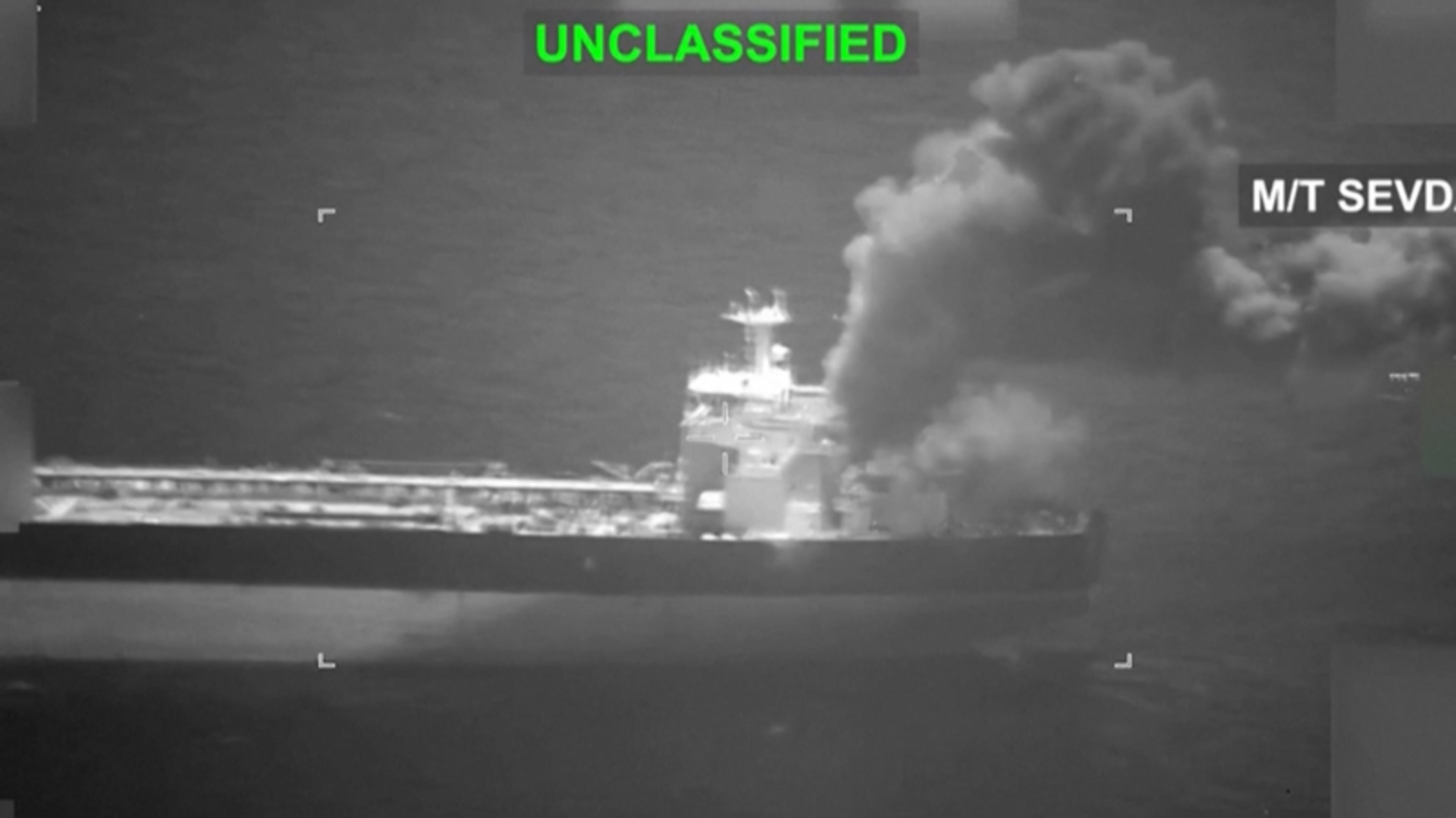 Beelden tonen hoe VS Iraanse tankers beschiet