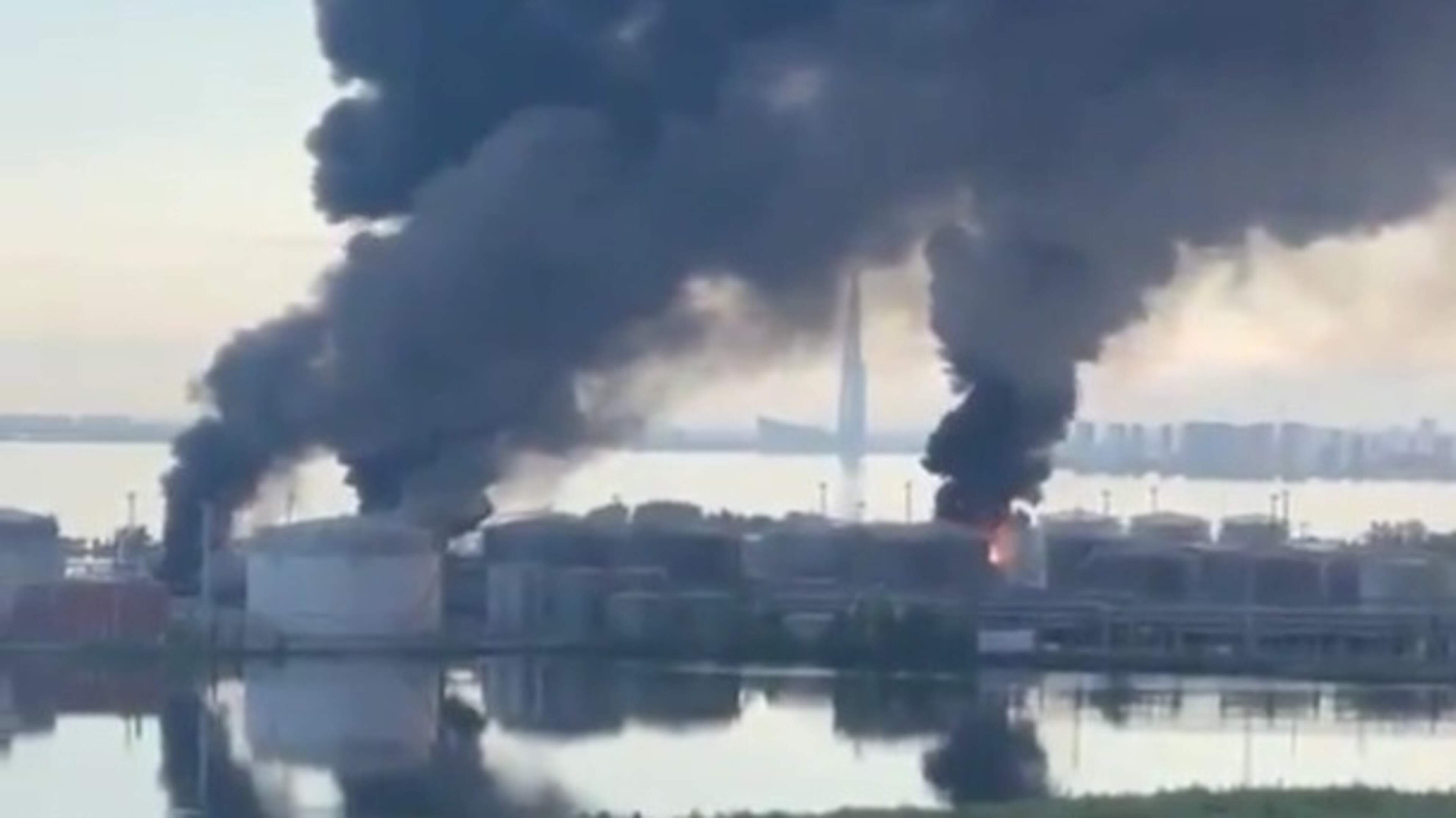 LIVE | Zwarte rookwolken boven Sint-Petersburg: Zelenski meldt aanvallen op olie en basis