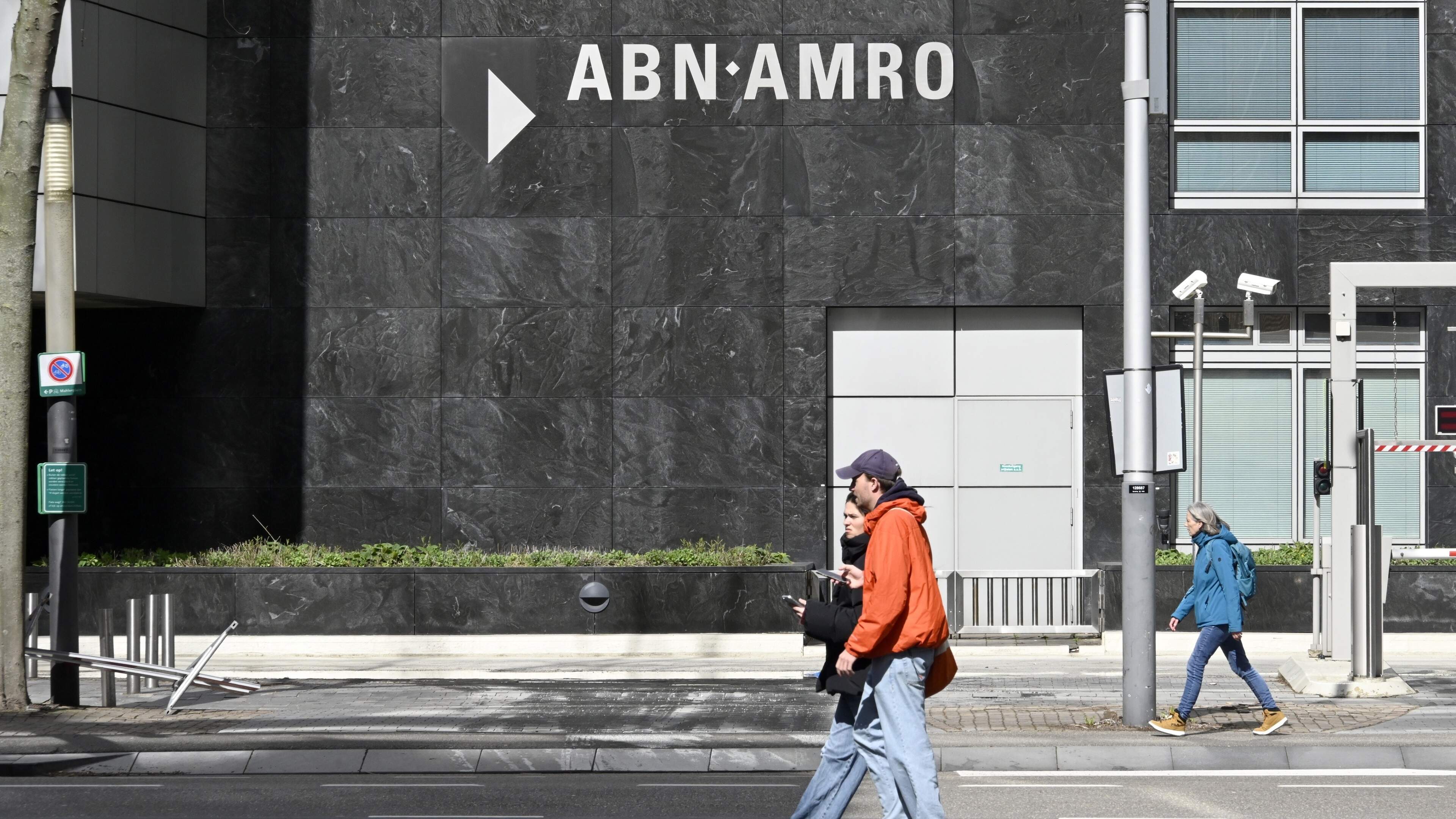 Image for the article: Grote storing bij ABN AMRO: bankieren via de app, iDEAL en pinnen was tijdelijk onmogelijk