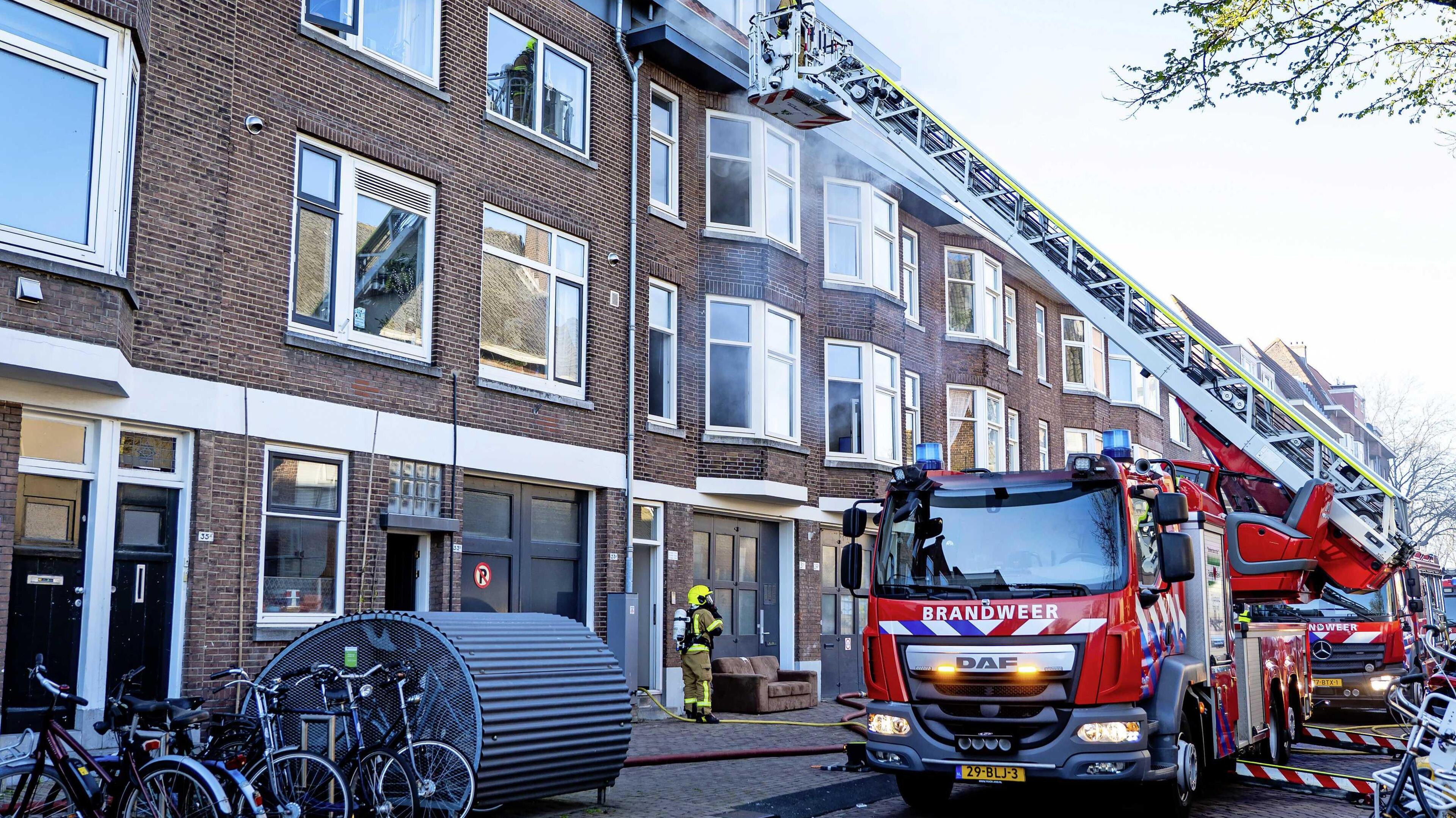Grote brand in Rotterdam-Charlois, vijf woningen onbewoonbaar